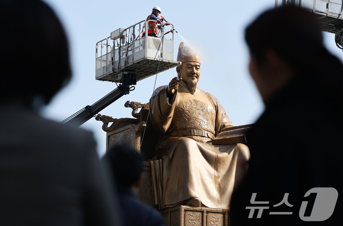 본문 이미지 - 서울시 관계자들이 15일 서울 종로구 세종로 광화문광장에서 세종대왕 동상을 세척하고 있다. 2025.4.15/뉴스1 ⓒ News1 허경 기자