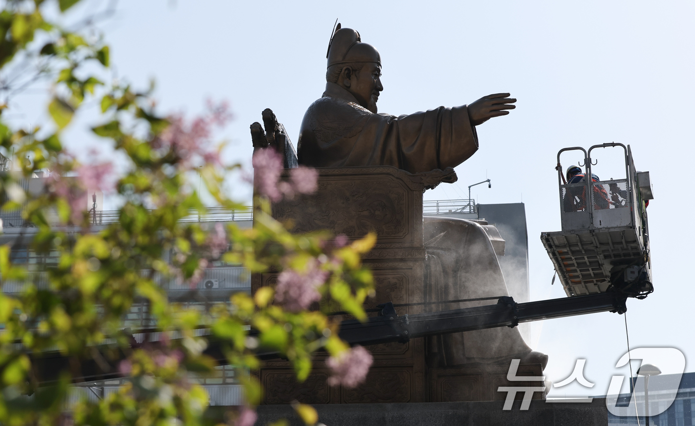 (서울=뉴스1) 허경 기자 = 서울시 관계자들이 15일 서울 종로구 세종로 광화문광장에서 세종대왕 동상을 세척하고 있다. 2025.4.15/뉴스1