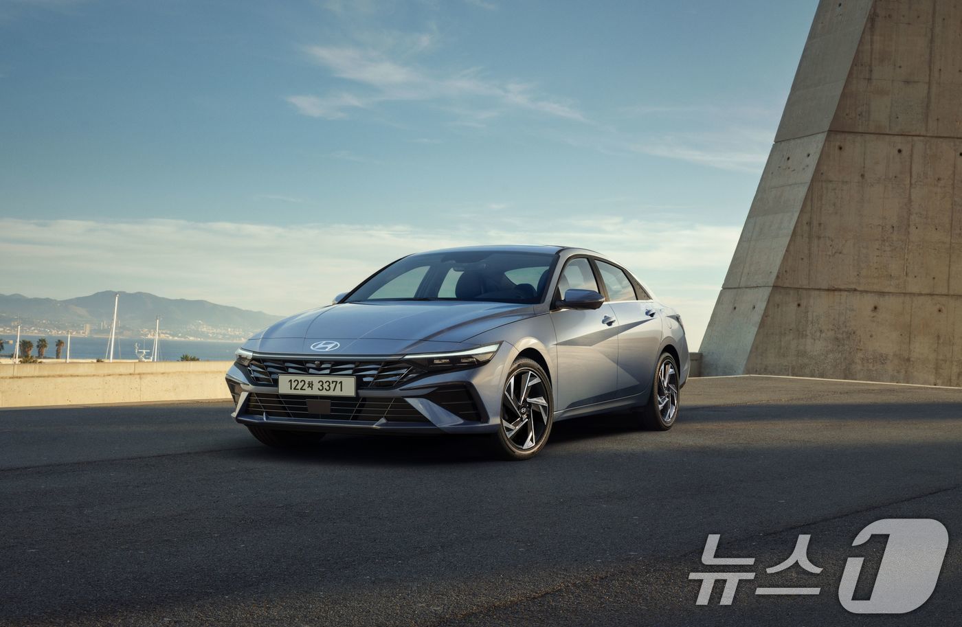 (서울=뉴스1) = 현대자동차가 준중형 세단 '더 뉴 아반떼'의 연식 변경 모델 '2026 아반떼'를 15일 출시하고 본격적인 판매에 돌입한다고 밝혔다.사진은 2026 아반떼 외장 …