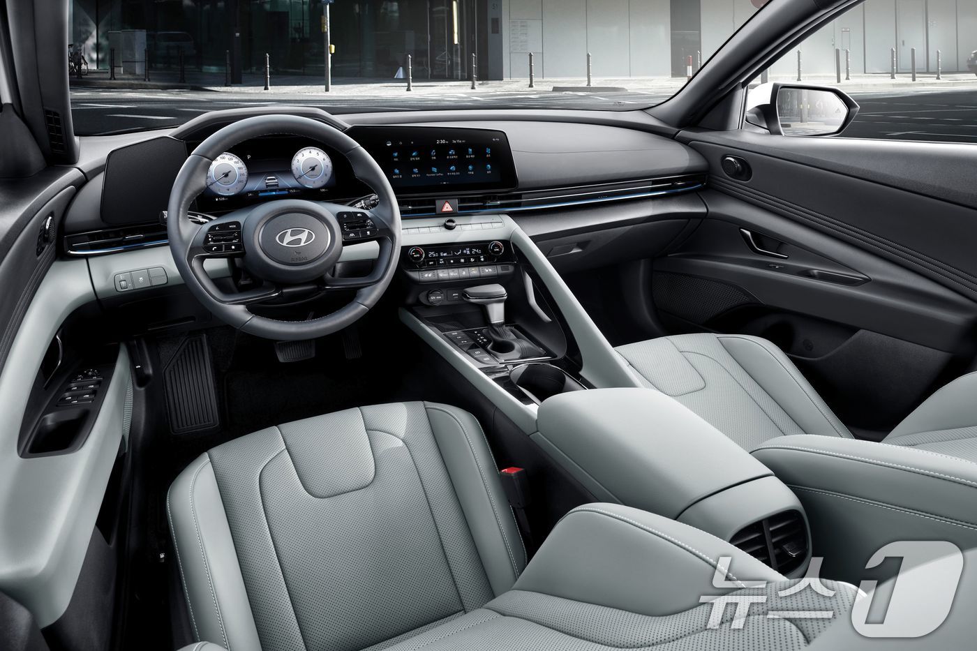 (서울=뉴스1) = 현대자동차가 준중형 세단 '더 뉴 아반떼'의 연식 변경 모델 '2026 아반떼'를 15일 출시하고 본격적인 판매에 돌입한다고 밝혔다.사진은 2026 아반떼 내장 …