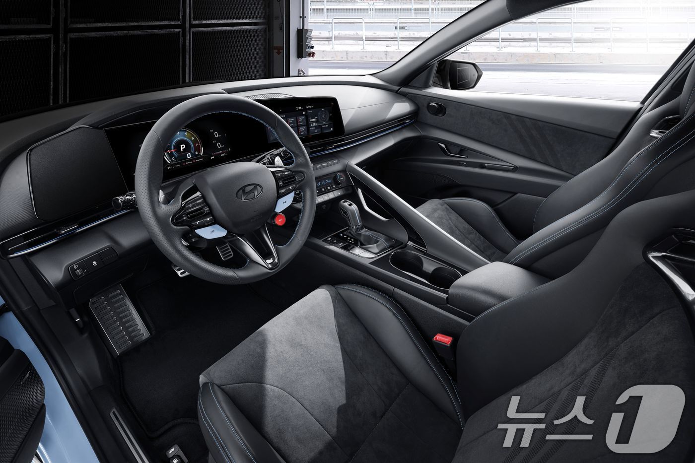 (서울=뉴스1) = 현대자동차가 준중형 세단 '더 뉴 아반떼'의 연식 변경 모델 '2026 아반떼'를 15일 출시하고 본격적인 판매에 돌입한다고 밝혔다.사진은 2026 아반떼 N …