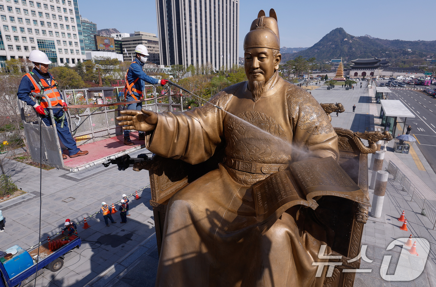(서울=뉴스1) 허경 기자 = 서울시 관계자들이 15일 서울 종로구 세종로 광화문광장에서 세종대왕 동상을 세척하고 있다.  (공동취재) 2025.4.15/뉴스1