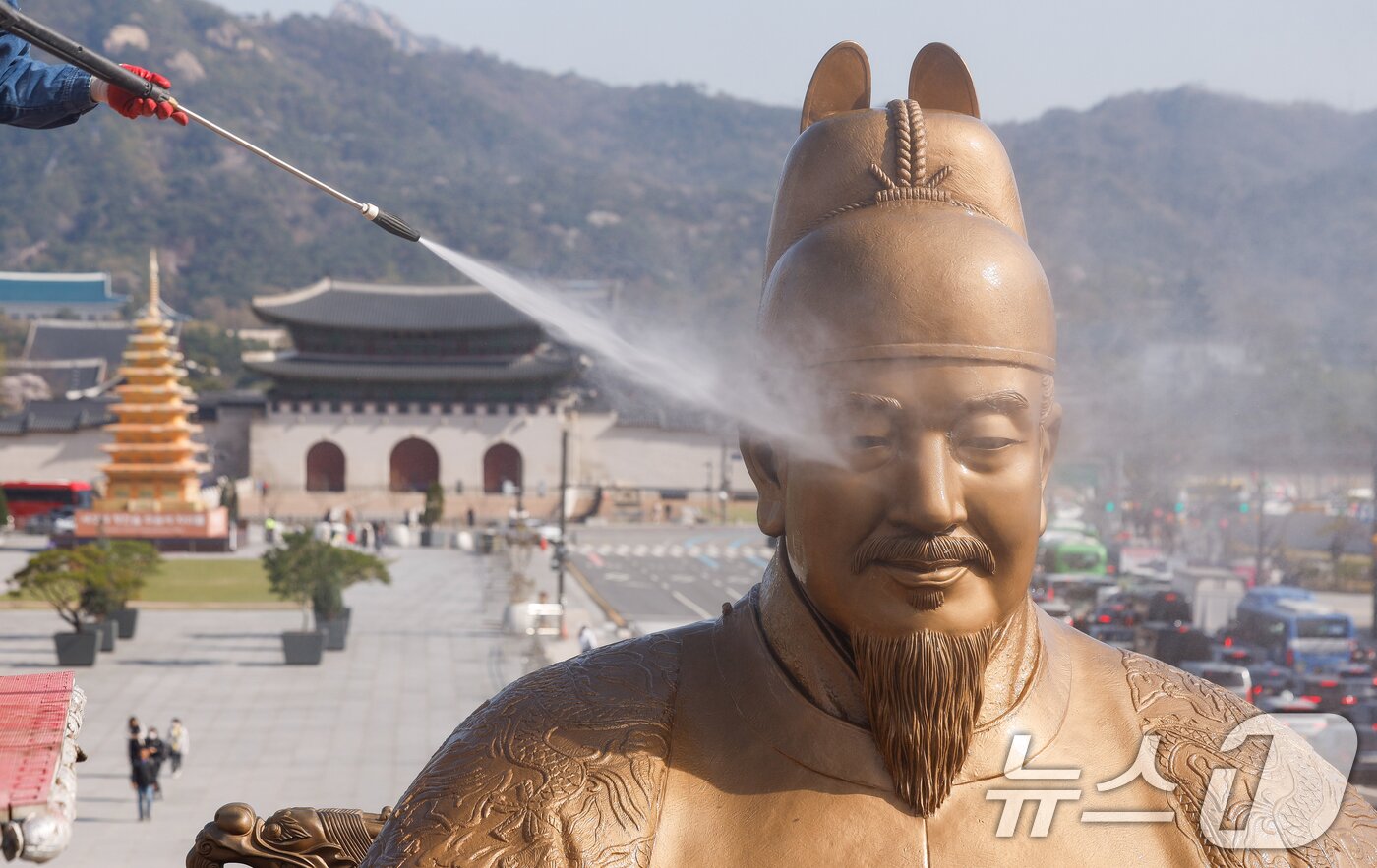 본문 이미지 - 서울시 관계자들이 15일 서울 종로구 세종로 광화문광장에서 세종대왕 동상을 세척하고 있다. &#40;공동취재&#41; 2025.4.15/뉴스1 ⓒ News1 허경 기자