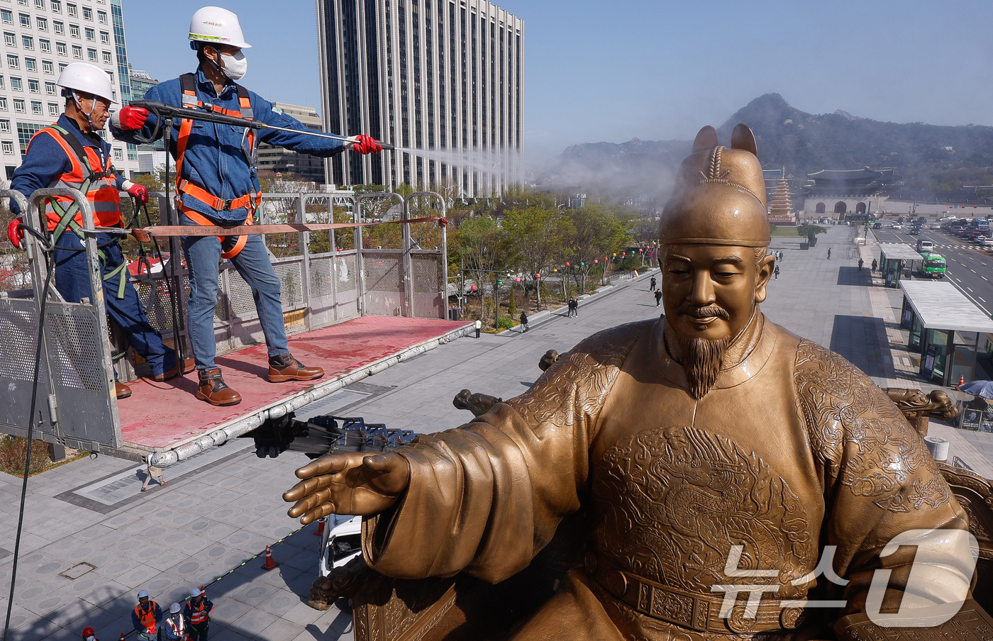 (서울=뉴스1) 허경 기자 = 서울시 관계자들이 15일 서울 종로구 세종로 광화문광장에서 세종대왕 동상을 세척하고 있다.  (공동취재) 2025.4.15/뉴스1