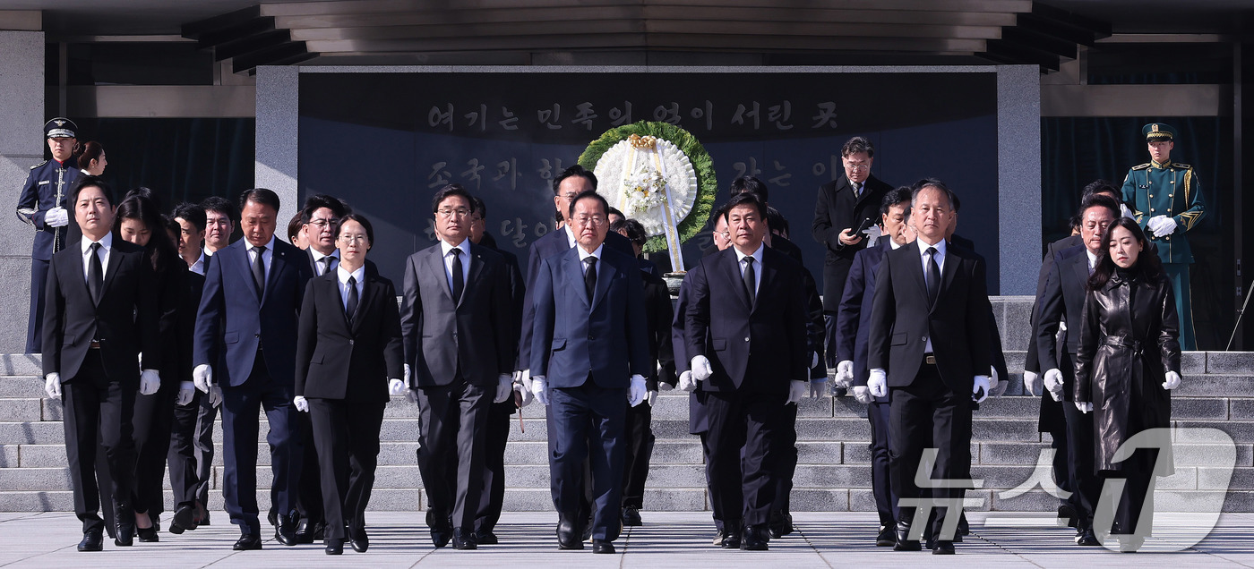 (서울=뉴스1) 박지혜 기자 = 대선 출마를 선언한 홍준표 전 대구시장이 15일 서울 동작구 국립서울현충원에서 참배를 마친 뒤 현충탑을 나서고 있다. 2025.4.15/뉴스1