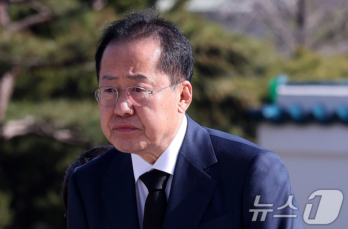 (서울=뉴스1) 박지혜 기자 = 대선 출마를 선언한 홍준표 전 대구시장이 15일 서울 동작구 국립서울현충원을 찾아 참배하기 위해 현충탑으로 향하고 있다. 2025.4.15/뉴스1