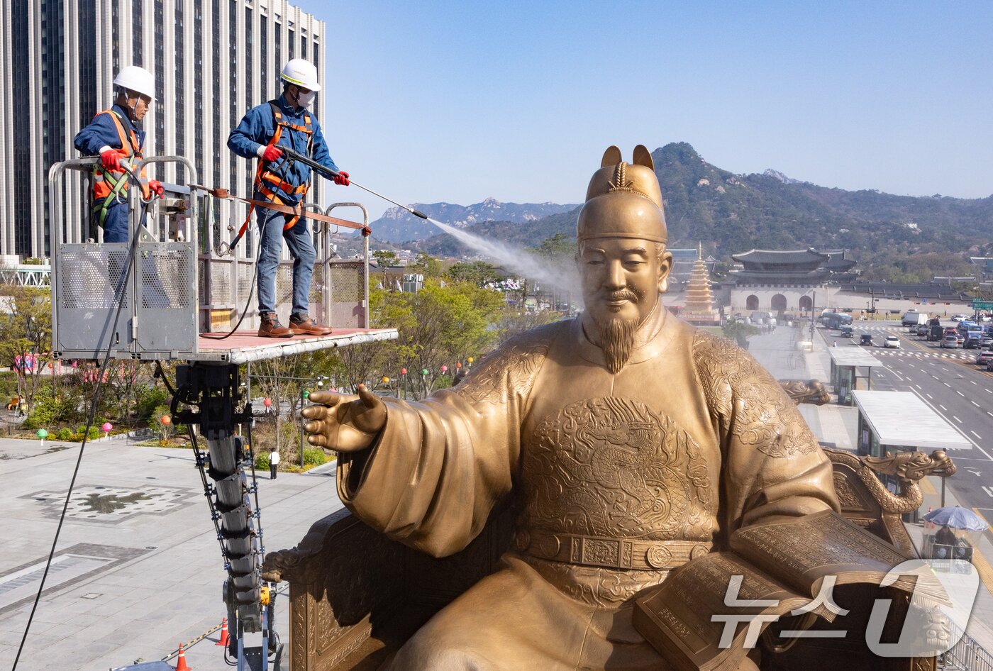 본문 이미지 - 서울시 관계자들이 15일 서울 종로구 세종로 광화문광장에서 세종대왕 동상을 세척하고 있다. &#40;공동취재&#41; 2025.4.15/뉴스1 ⓒ News1 허경 기자