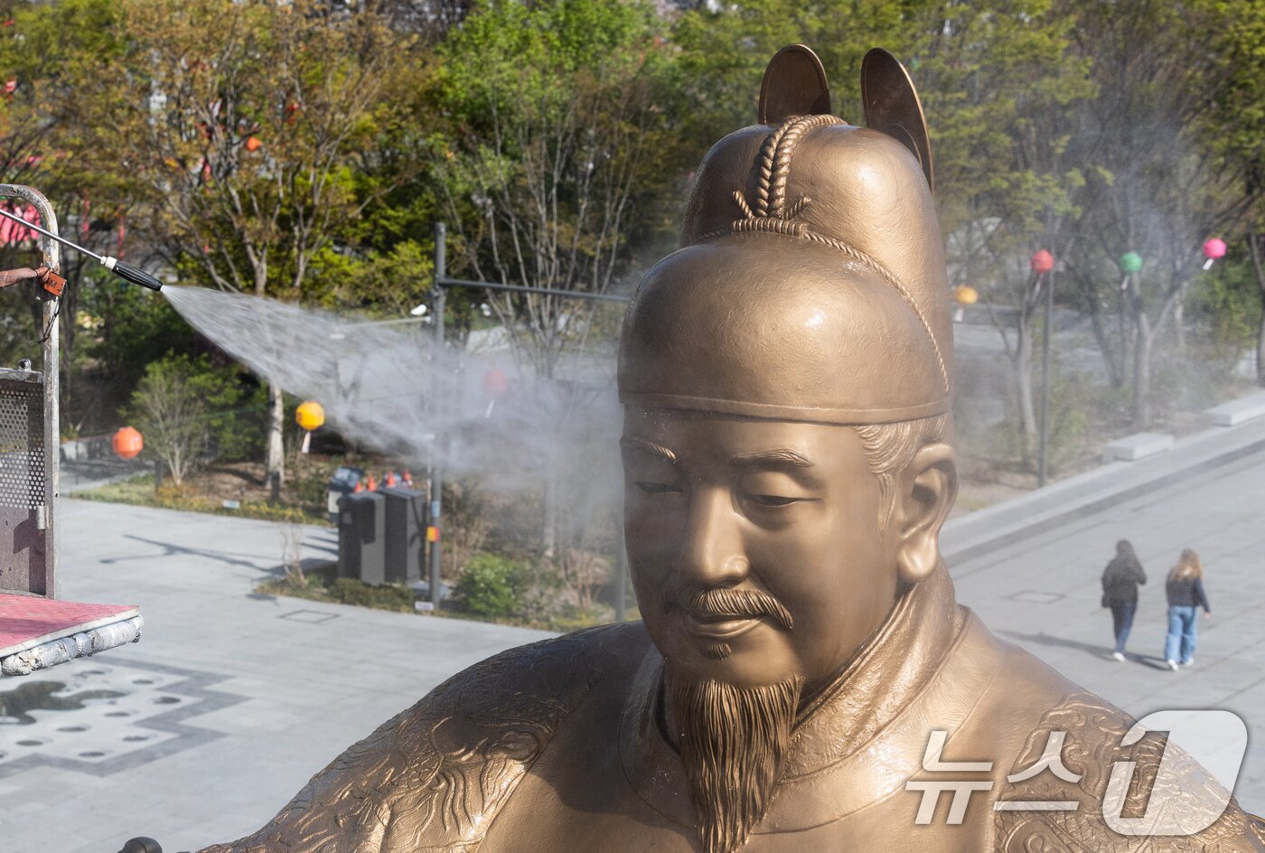 본문 이미지 - 서울시 관계자들이 15일 서울 종로구 세종로 광화문광장에서 세종대왕 동상을 세척하고 있다. &#40;공동취재&#41; 2025.4.15/뉴스1 ⓒ News1 허경 기자