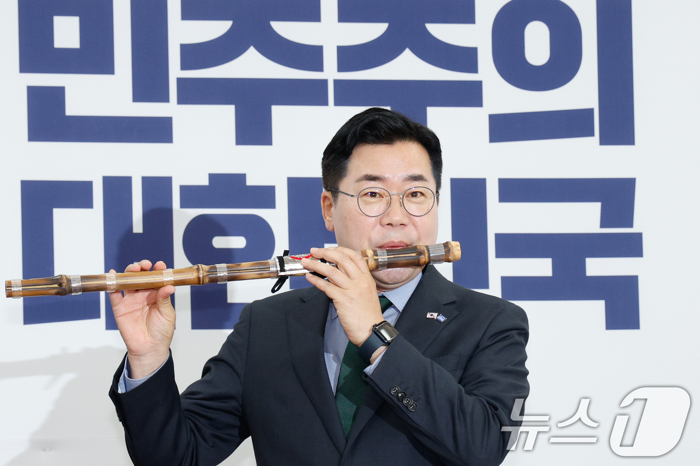 (서울=뉴스1) 안은나 기자 = 박찬대 더불어민주당 대표 직무대행 겸 원내대표가 15일 오전 서울 여의도 국회에서 경북‧경남‧울산 지역 산불 피해 지원을 위한 성금 전달식을 마친 …