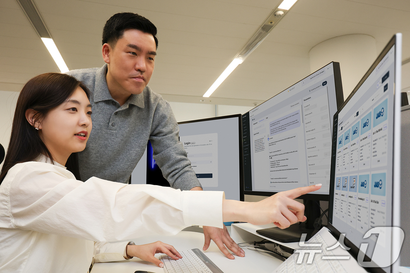 (서울=뉴스1) = KT가 태국 자스민 그룹의 IT 전문 기업 ‘자스민 테크놀로지 솔루션’과 추진한 태국어 거대 언어 모델(LLM) 플랫폼 구축 프로젝트를 성공적으로 마무리했다고 …