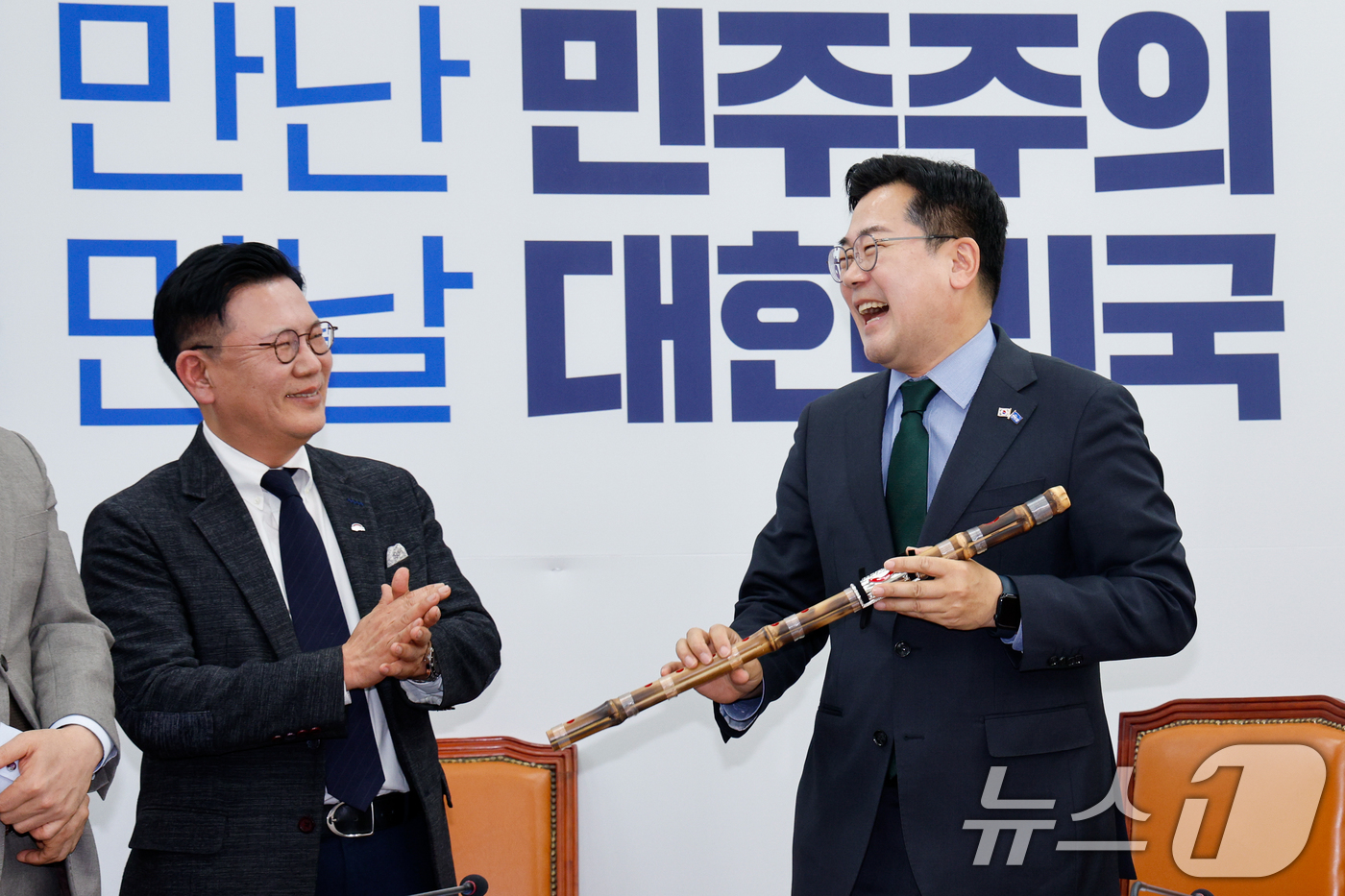 (서울=뉴스1) 안은나 기자 = 박찬대 더불어민주당 대표 직무대행 겸 원내대표가 15일 오전 서울 여의도 국회에서 경북‧경남‧울산 지역 산불 피해 지원을 위한 성금 전달식을 마친 …