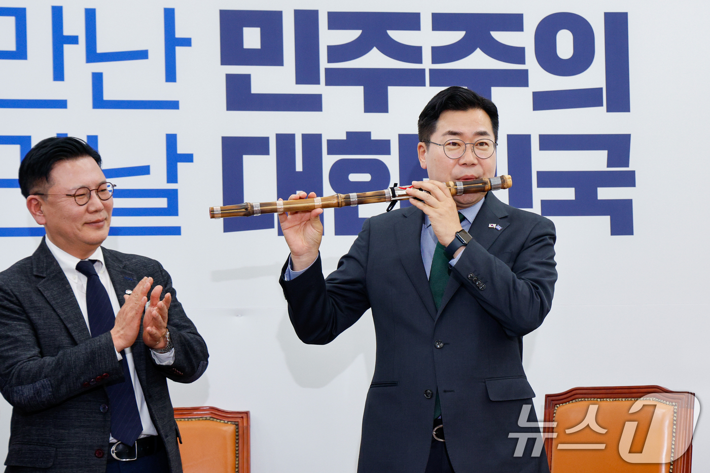 (서울=뉴스1) 안은나 기자 = 박찬대 더불어민주당 대표 직무대행 겸 원내대표가 15일 오전 서울 여의도 국회에서 경북‧경남‧울산 지역 산불 피해 지원을 위한 성금 전달식을 마친 …
