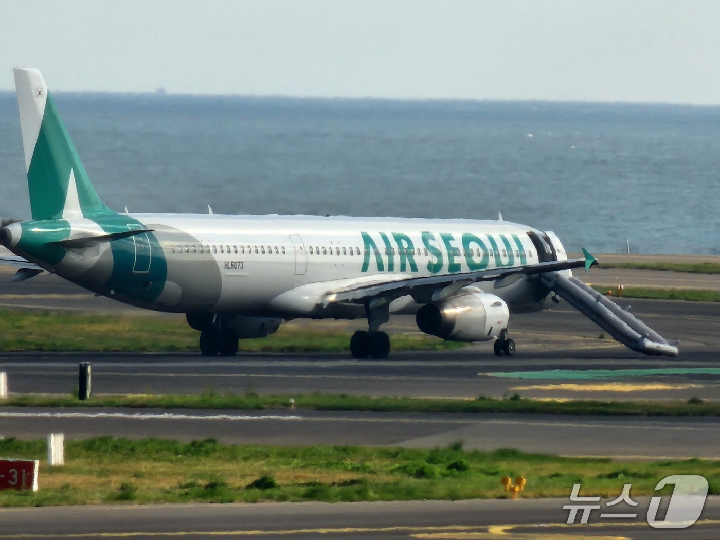 (제주=뉴스1) = 15일 오전 제주국제공항에서 이륙을 준비하던 김포행 에어서울 항공기의 비상문이 열려 비상 탈출 슬라이드가 펼쳐져 있다.한국공항공사에 따르면 오전 9시15분쯤 제 …