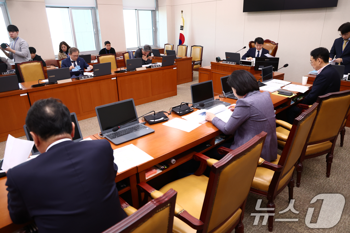 (서울=뉴스1) 김민지 기자 = 문진석 국토교통위원회 교통법안심사소위원장을 비롯한 여야 위원들이 15일 오전 서울 여의도 국회에서 열린 제1차 교통법안심사소위원회 회의에서 항공안전 …