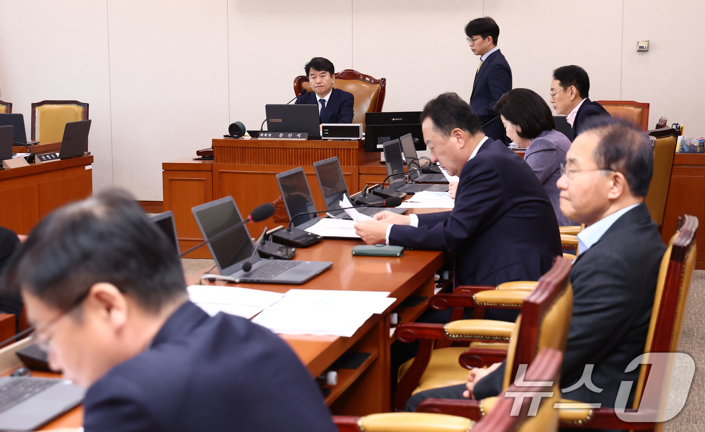 (서울=뉴스1) 김민지 기자 = 문진석 국토교통위원회 교통법안심사소위원장이 15일 오전 서울 여의도 국회에서 열린 제1차 교통법안심사소위원회 회의를 주재하고 있다. 2025.4.1 …