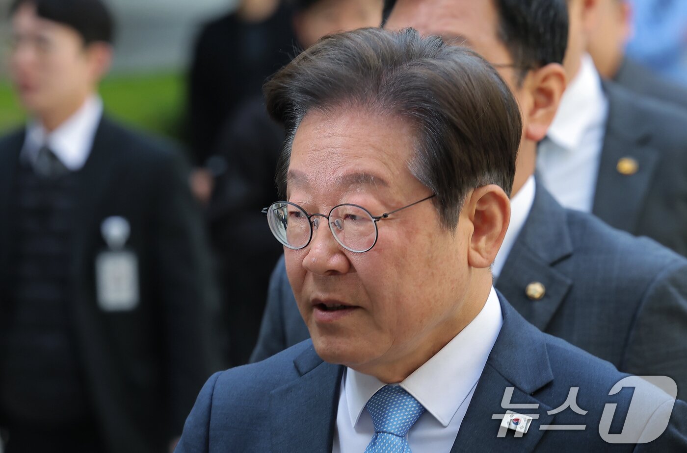 본문 이미지 - 대권 도전에 나선 이재명 더불어민주당 전 대표가 15일 오전 서울 서초구 서초동 서울중앙지방법원에서 열린 대장동 배임 및 성남FC뇌물 1심 속행 공판에 출석하고 있다. 2025.4.15/뉴스1 ⓒ News1 박정호 기자