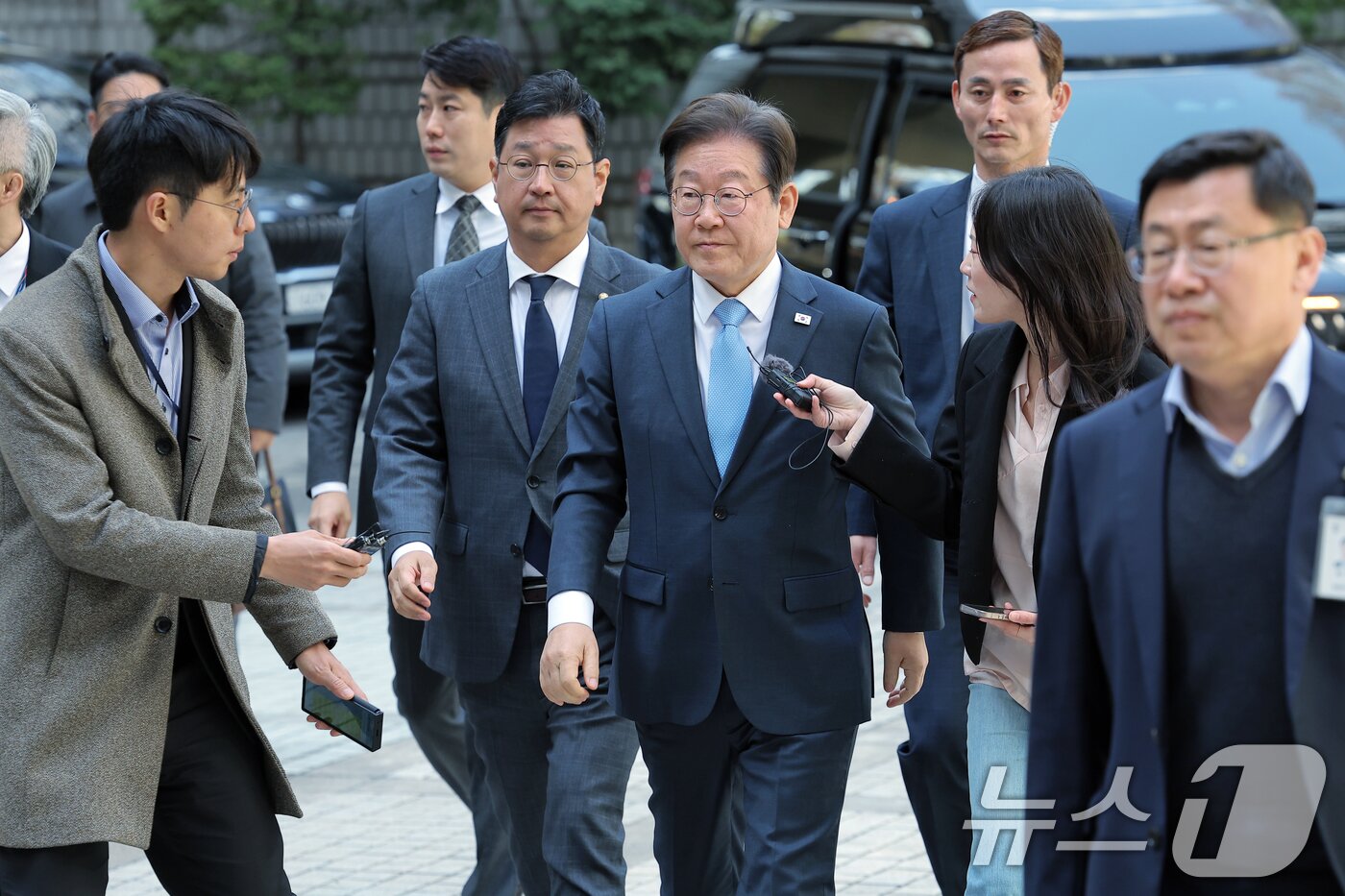 본문 이미지 - 대권 도전에 나선 이재명 더불어민주당 전 대표가 15일 오전 서울 서초구 서초동 서울중앙지방법원에서 열린 대장동 배임 및 성남FC뇌물 1심 속행 공판에 출석하고 있다. 2025.4.15/뉴스1 ⓒ News1 박정호 기자
