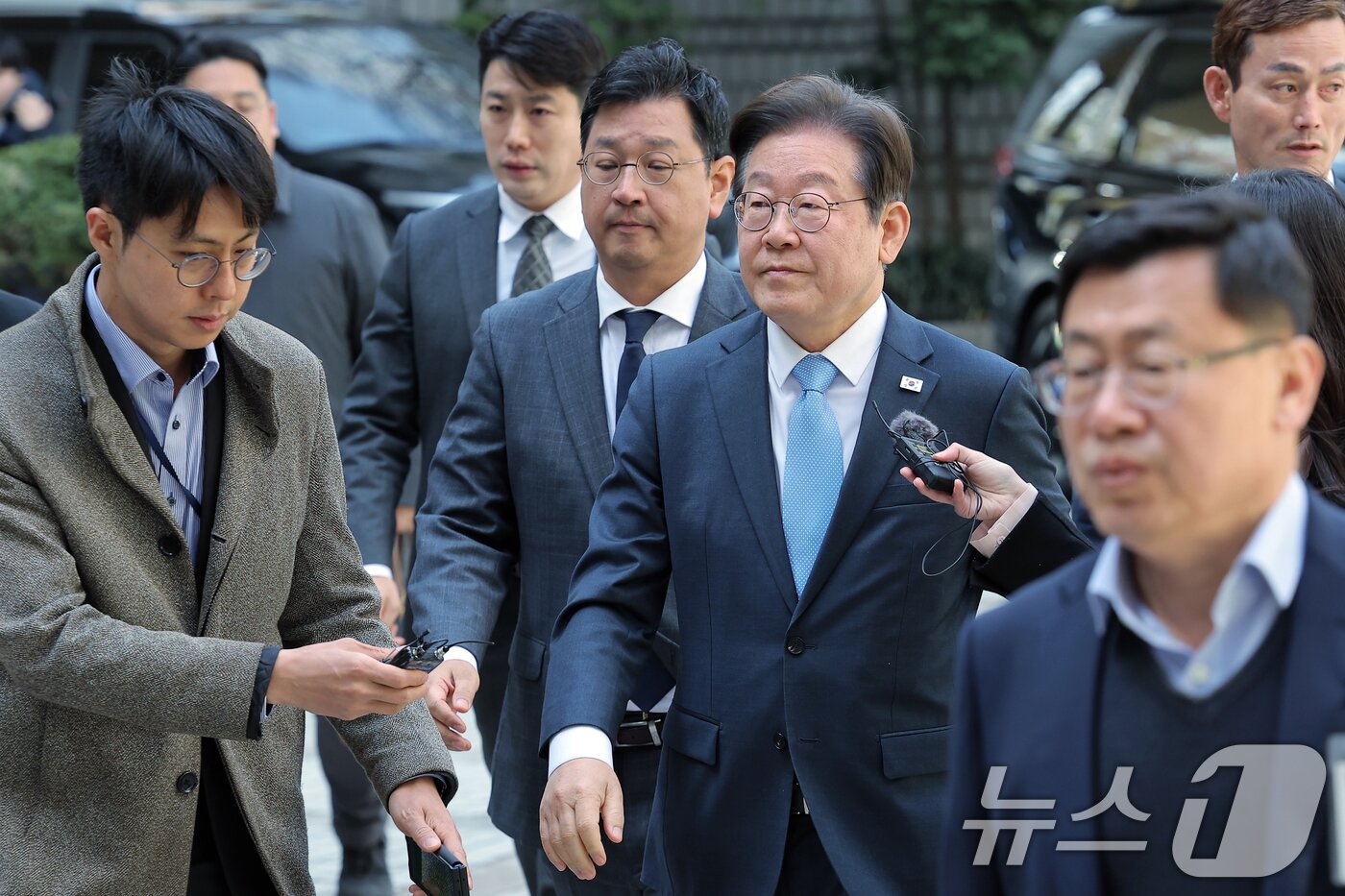 본문 이미지 - 대권 도전에 나선 이재명 더불어민주당 전 대표가 15일 오전 서울 서초구 서초동 서울중앙지방법원에서 열린 대장동 배임 및 성남FC뇌물 1심 속행 공판에 출석하고 있다. 2025.4.15/뉴스1 ⓒ News1 박정호 기자