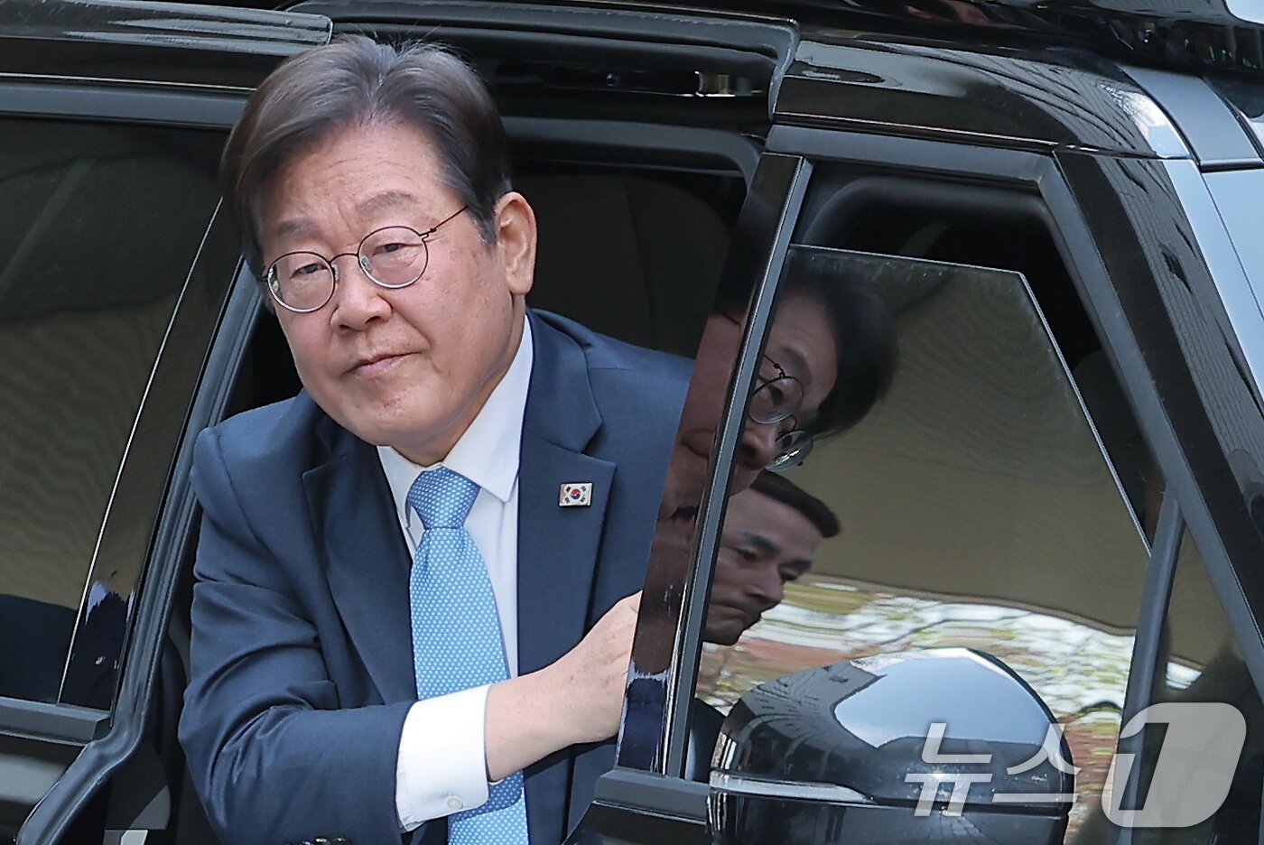 본문 이미지 - 대권 도전에 나선 이재명 더불어민주당 전 대표가 15일 오전 서울 서초구 서초동 서울중앙지방법원에서 열린 대장동 배임 및 성남FC뇌물 1심 속행 공판에 출석하고 있다. 2025.4.15/뉴스1 ⓒ News1 박정호 기자