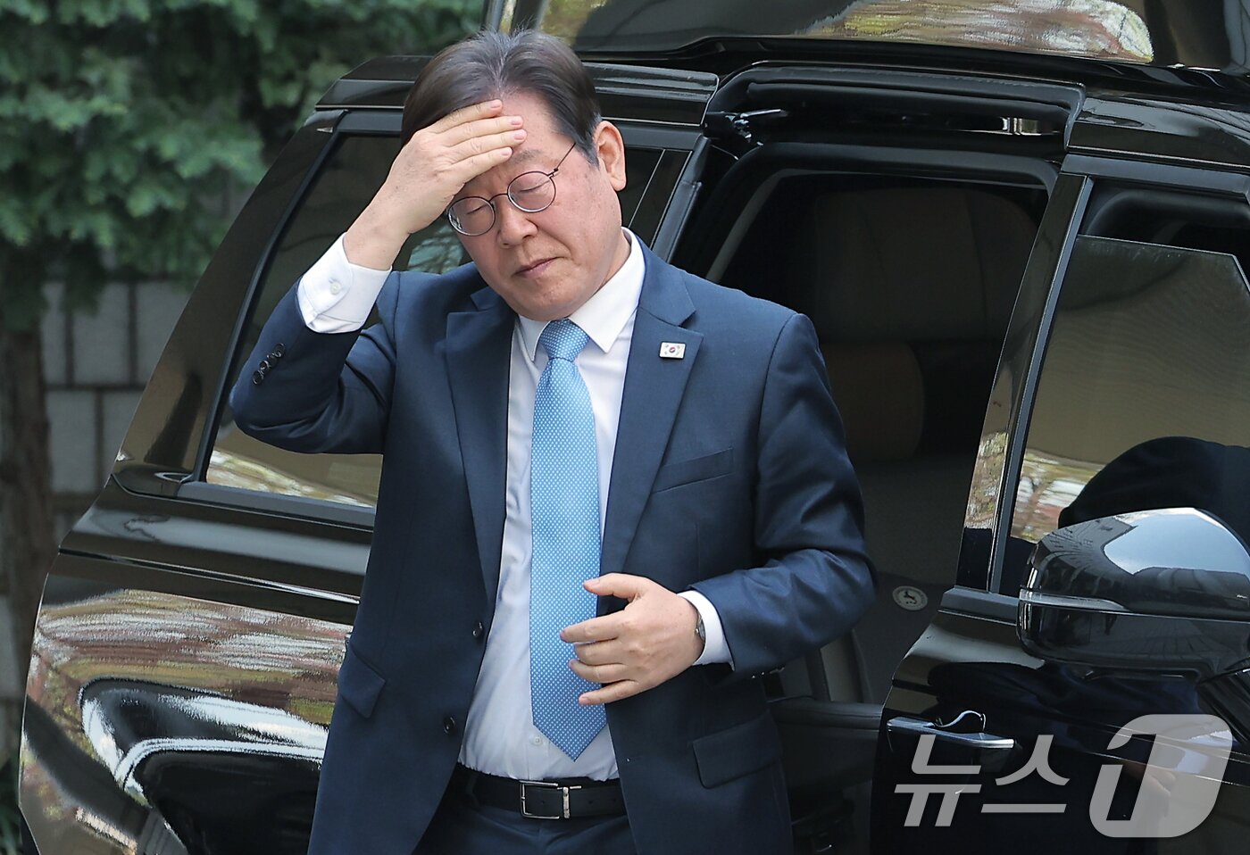 본문 이미지 - 대권 도전에 나선 이재명 더불어민주당 전 대표가 15일 오전 서울 서초구 서초동 서울중앙지방법원에서 열린 대장동 배임 및 성남FC 뇌물 1심 속행 공판에 출석하기 위해 도착, 차량에서 내려 머리를 쓸어 넘기고 있다. 2025.4.15/뉴스1 ⓒ News1 박정호 기자