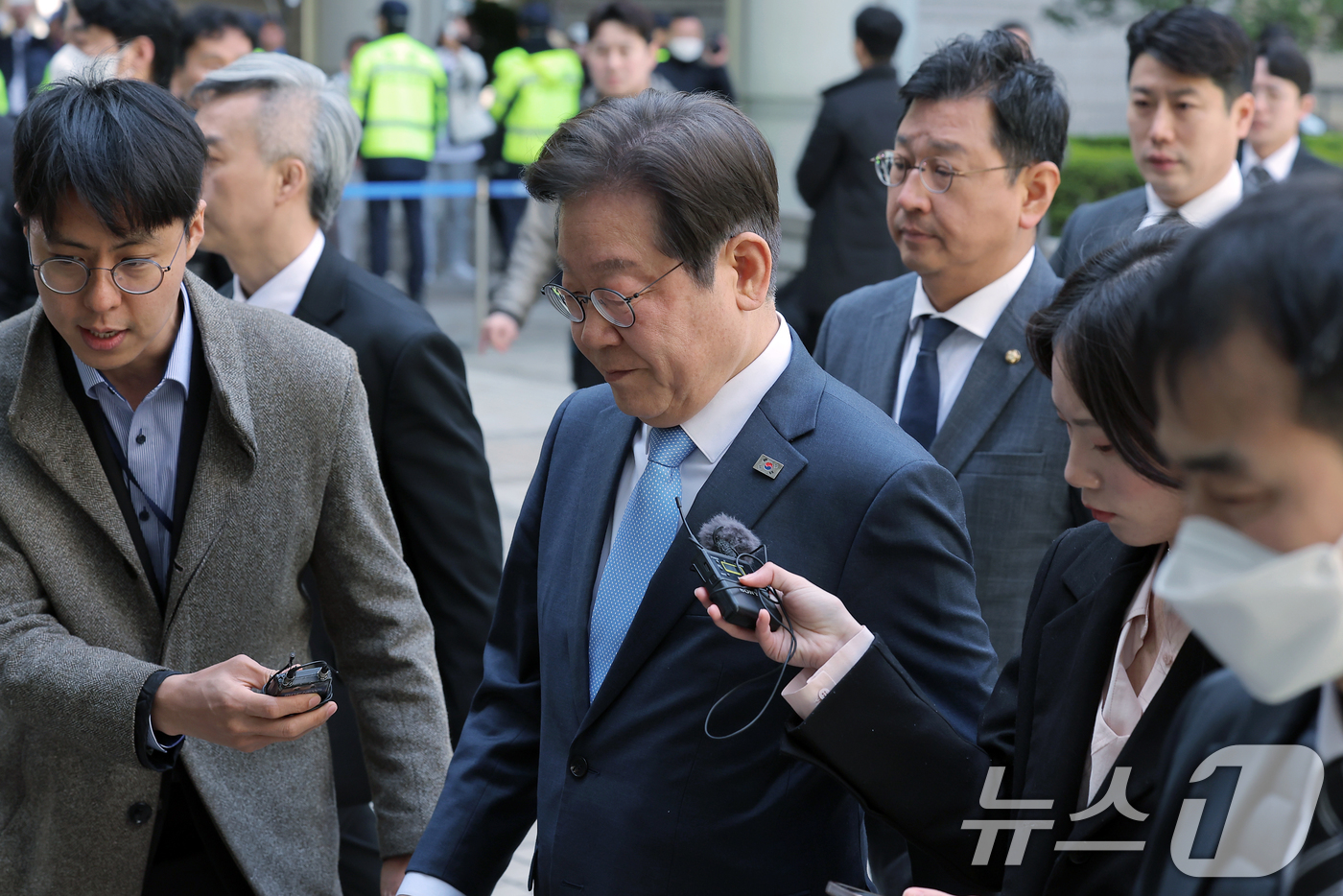 (서울=뉴스1) 박정호 기자 = 대권 도전에 나선 이재명 더불어민주당 전 대표가 15일 오전 서울 서초구 서초동 서울중앙지방법원에서 열린 대장동 배임 및 성남FC 뇌물 1심 속행 …