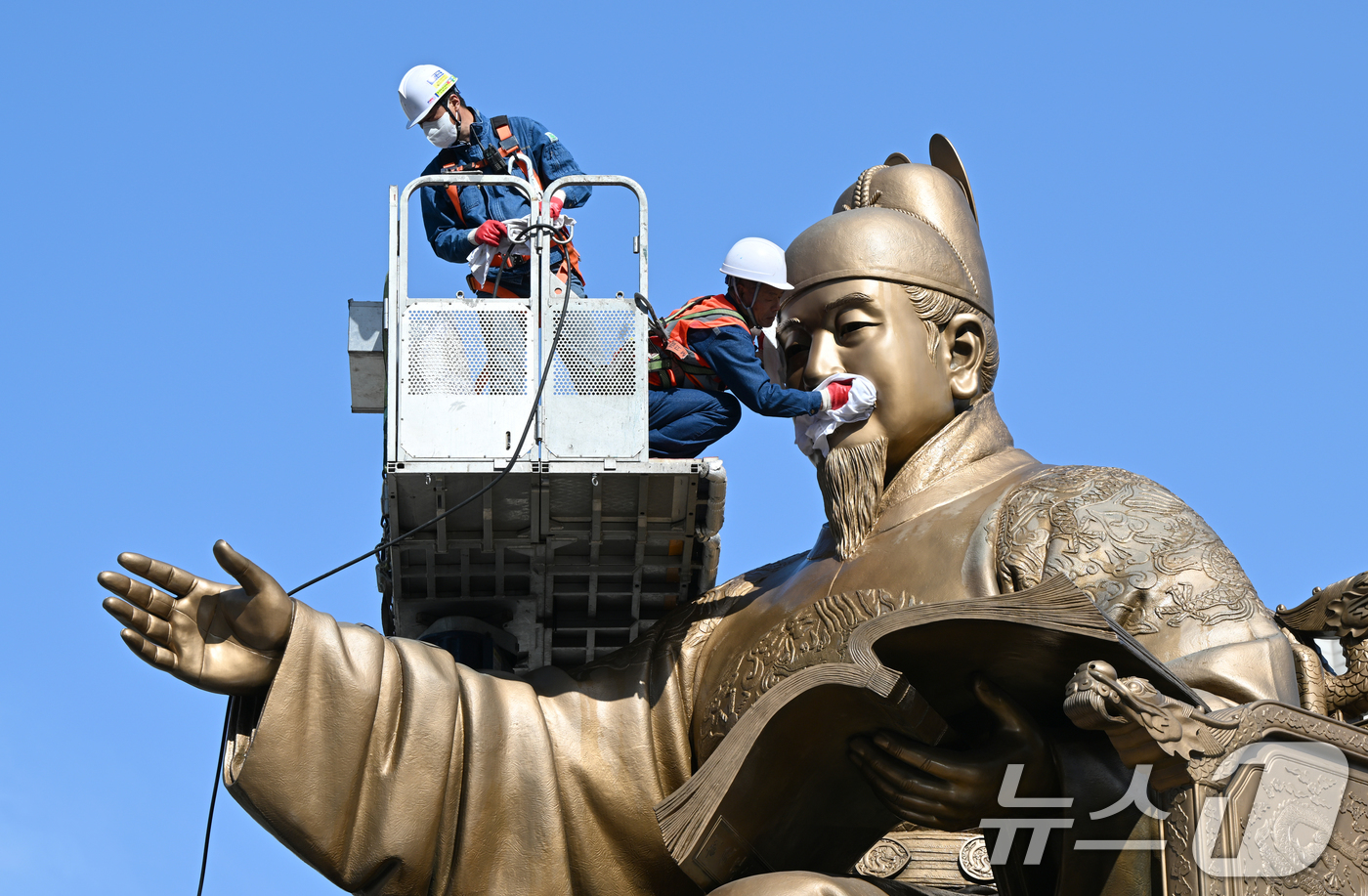 (서울=뉴스1) 허경 기자 = 서울시 관계자들이 15일 서울 종로구 세종로 광화문광장에서 세종대왕 동상을 세척하고 있다. (공동취재) 2025.4.15/뉴스1
