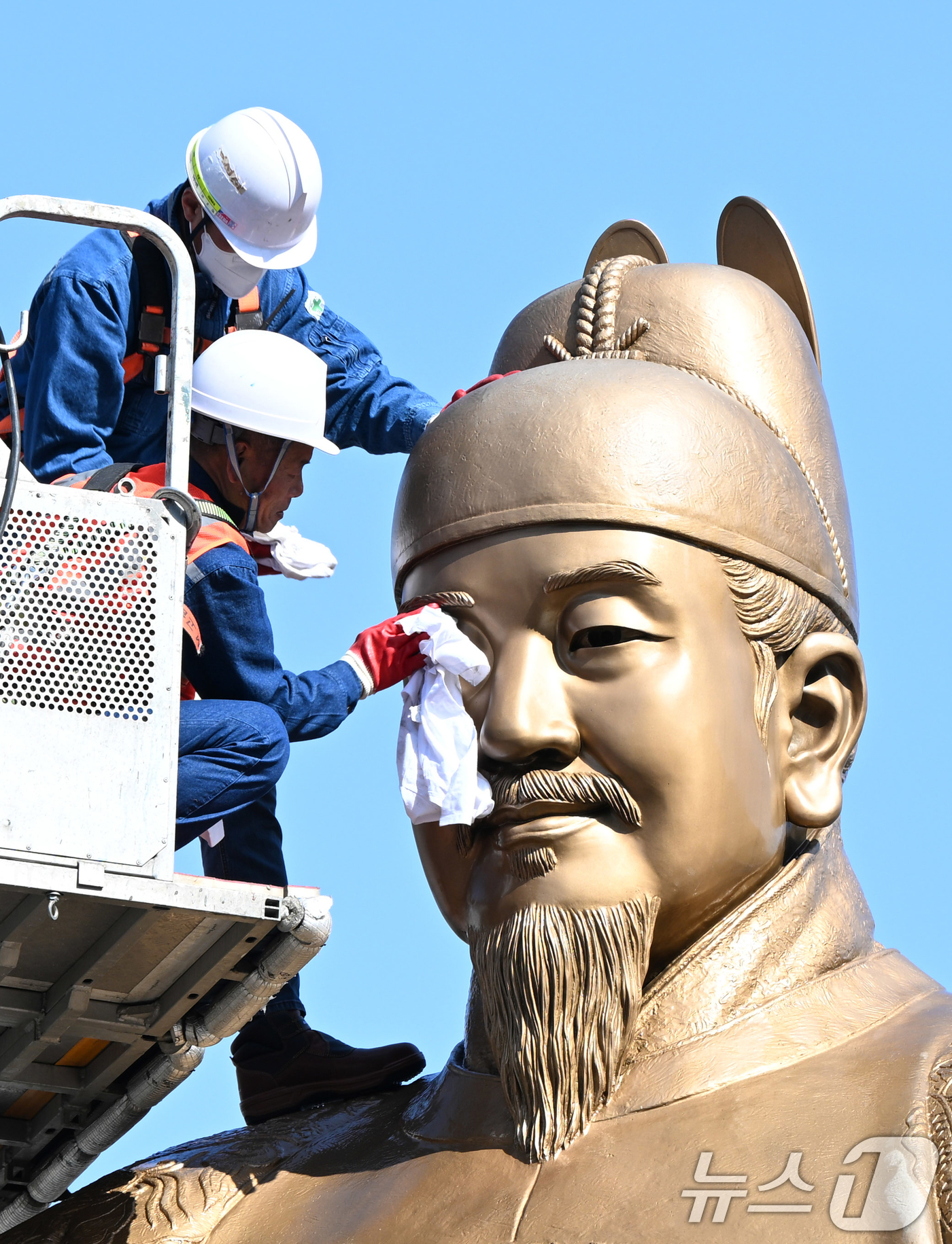 (서울=뉴스1) 허경 기자 = 서울시 관계자들이 15일 서울 종로구 세종로 광화문광장에서 세종대왕 동상을 세척하고 있다. (공동취재) 2025.4.15/뉴스1