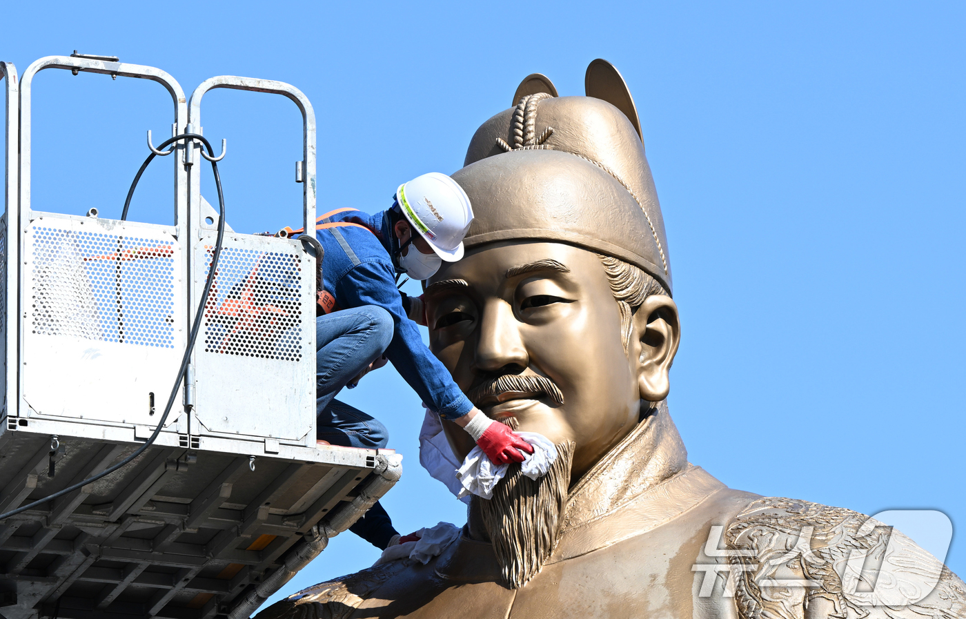 (서울=뉴스1) 허경 기자 = 서울시 관계자들이 15일 서울 종로구 세종로 광화문광장에서 세종대왕 동상을 세척하고 있다. (공동취재) 2025.4.15/뉴스1