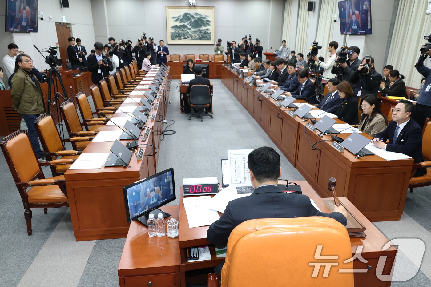 본문 이미지 - 박찬대 국회 운영위원장이 15일 오전 서울 여의도 국회에서 열린 운영위원회 전체회의에서 헌법재판소 재판관 이완규, 함상훈 지명 철회 촉구 결의안을 의결하고 있다. 이날 국민의힘 의원들은 운영위 전체회의에 불참했다. 2025.4.15/뉴스1 ⓒ News1 이광호 기자