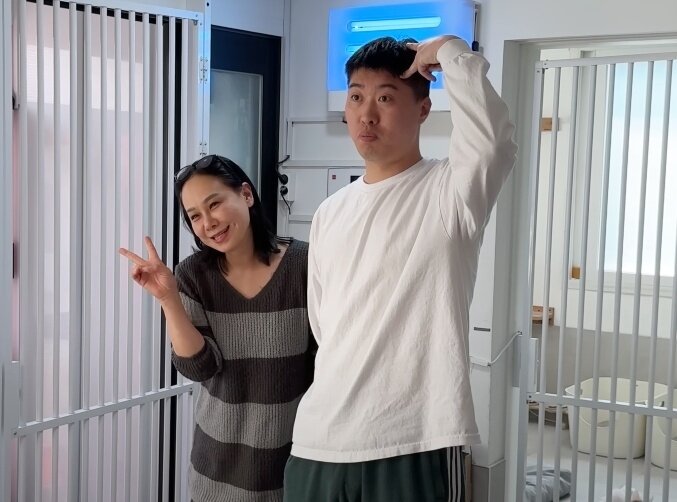 본문 이미지 - 개그맨 송하빈(오른쪽)이 유주연 나비야사랑해 대표와 기념 사진을 찍고 있다(유튜브 언더월드 갈무리) ⓒ 뉴스1