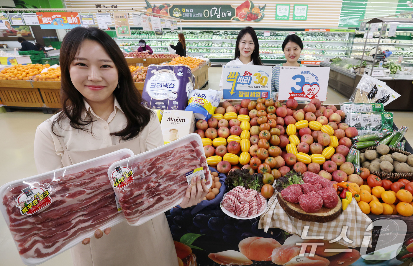 (서울=뉴스1) 박세연 기자 = 15일 서울 서초구 하나로마트 양재점에서 모델들이 농협유통 창립30주년 ‘싹써리(싹쓸이) 도전!’ 할인 행사를 소개하고 있다.농협 하나로마트를 운영 …