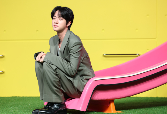 BTS 진 '강제추행'한 일본 여성 "이게 왜 범죄냐? 너무 분하다"