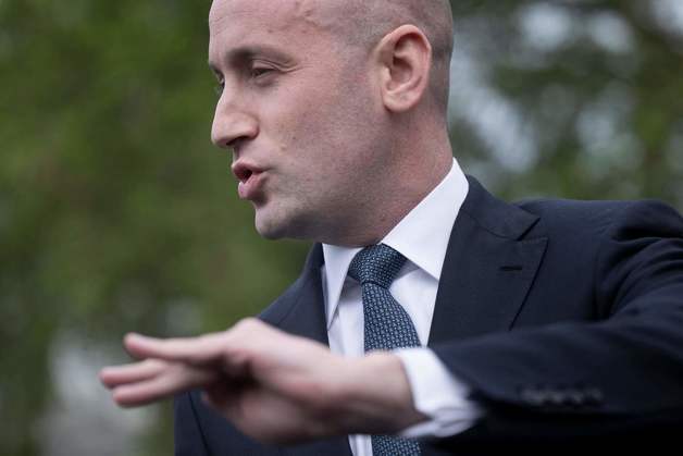 한발 물러선 백악관 "미네소타 총격 연방요원, 규정위반 가능성"