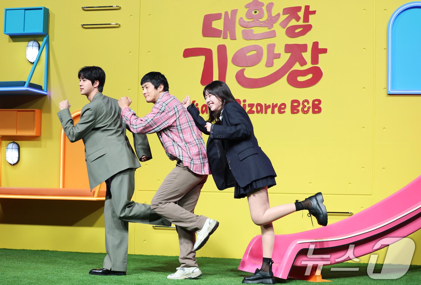 본문 이미지 - 방탄소년단&#40;BTS&#41; 진&#40;왼쪽부터&#41;과 기안84, 지예은이 15일 서울 종로구 JW메리어트 동대문 스퀘어 서울에서 열린 넷플릭스 새 예능 &#39;대환장 기안장&#39; 기자간담회에서 포즈를 취하고 있다. &#39;대환장 기안장&#39;은 기안적 낭만이 가득한 울릉도 기안장에서 기안84와 서포트 멤버 방탄소년단 진, 배우 지예은이 숙박객들과 펼치는 기상천외한 신개념 민박 버라이어티다. 2025.4.15/뉴스1 ⓒ News1 권현진 기자