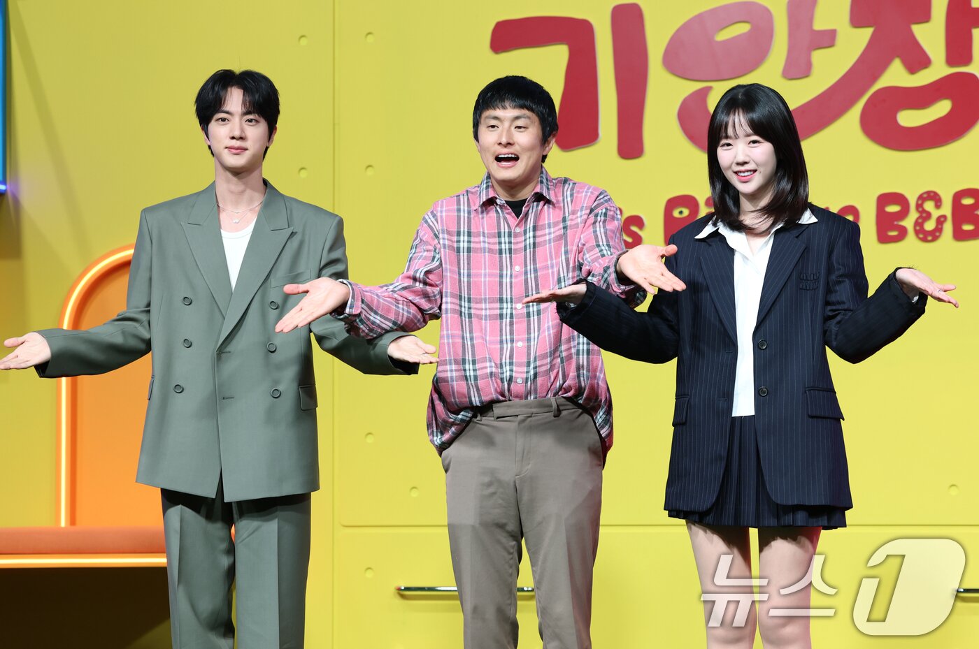 본문 이미지 - 방탄소년단(BTS) 진과 기안84, 지예은이 15일 서울 종로구 JW메리어트 동대문 스퀘어 서울에서 열린 넷플릭스 새 예능 '대환장 기안장' 기자간담회에서 포즈를 취하고 있다. '대환장 기안장'은 기안적 낭만이 가득한 울릉도 기안장에서 기안84와 서포트 멤버 방탄소년단 진, 배우 지예은이 숙박객들과 펼치는 기상천외한 신개념 민박 버라이어티다. 2025.4.15/뉴스1 ⓒ News1 권현진 기자