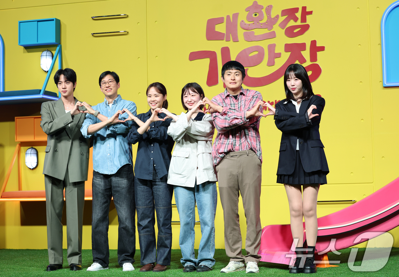 (서울=뉴스1) 권현진 기자 = 방탄소년단(BTS) 진(왼쪽부터)과 정효민 PD, 이소민 PD, 황윤서 PD, 기안84, 지예은이 15일 서울 종로구 JW메리어트 동대문 스퀘어 서 …