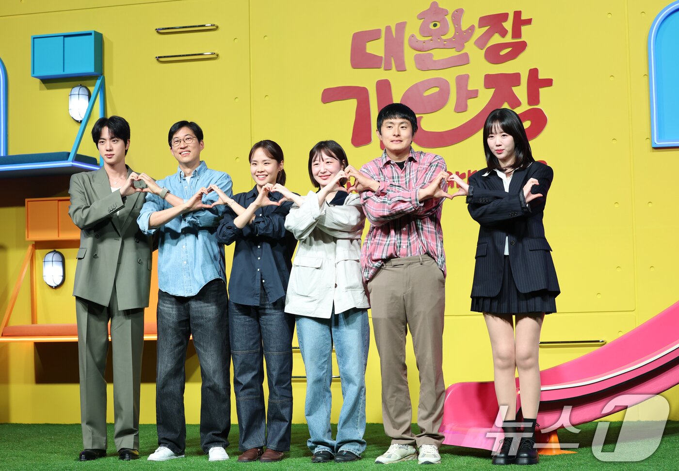 본문 이미지 - 방탄소년단(BTS) 진(왼쪽부터)과 정효민 PD, 이소민 PD, 황윤서 PD, 기안84, 지예은이 15일 서울 종로구 JW메리어트 동대문 스퀘어 서울에서 열린 넷플릭스 새 예능 '대환장 기안장' 기자간담회에서 포즈를 취하고 있다. '대환장 기안장'은 기안적 낭만이 가득한 울릉도 기안장에서 기안84와 서포트 멤버 방탄소년단 진, 배우 지예은이 숙박객들과 펼치는 기상천외한 신개념 민박 버라이어티다. 2025.4.15/뉴스1 ⓒ News1 권현진 기자