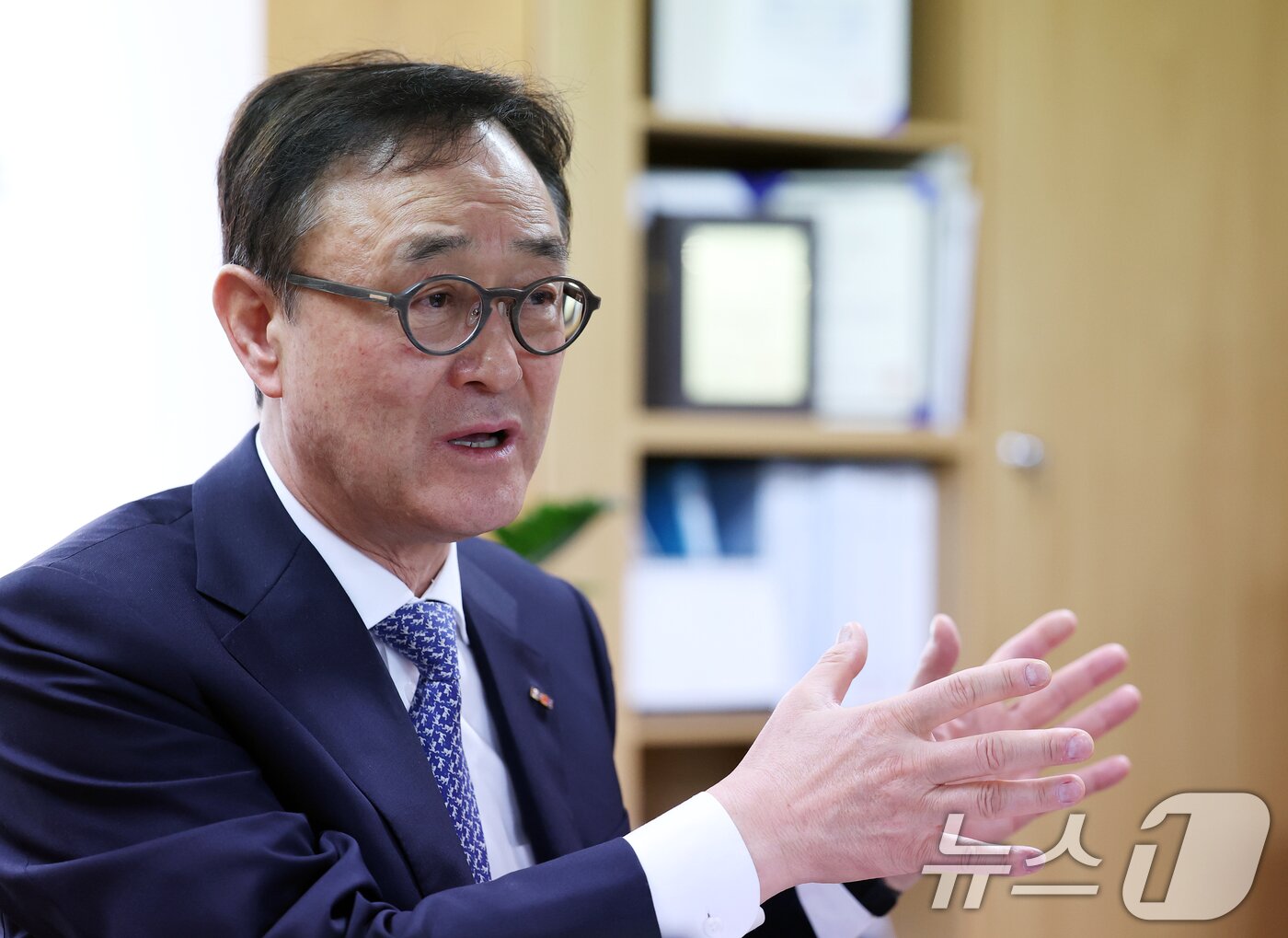 본문 이미지 - 송치영 소상공인연합회장이 15일 서울 영등포구 소상공인연합회에서 뉴스1과 인터뷰를 하고 있다. 2025.4.15/뉴스1 ⓒ News1 오대일 기자