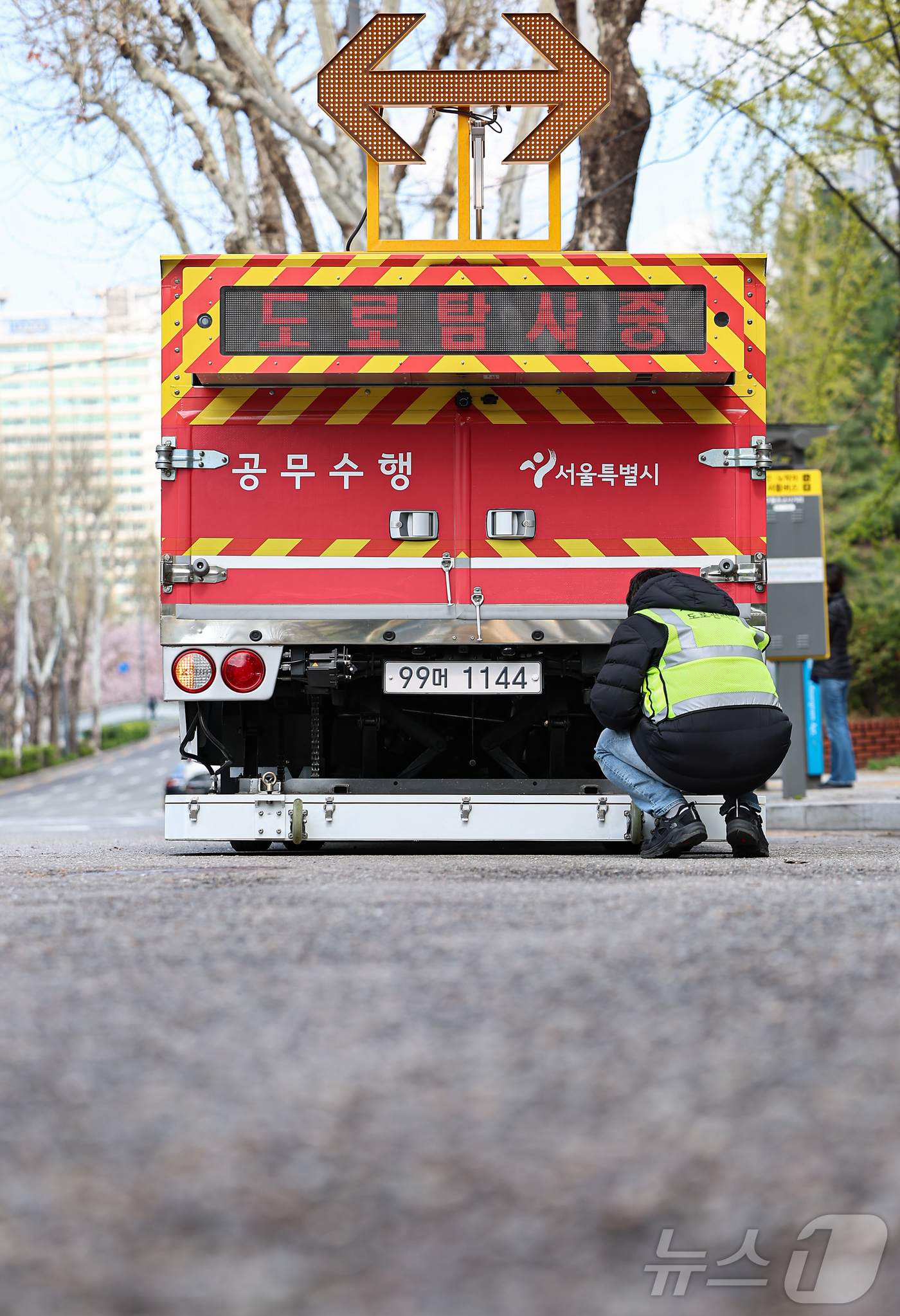 (서울=뉴스1) 김도우 기자 = 15일 서울 시내 한 도로에서 서울시 재난안전실 도로관리과 직원들이 땅꺼짐 탐사대 차량에 실린 장비를 점검하고 있다.서울시는 최근 강동구 명일동 땅 …