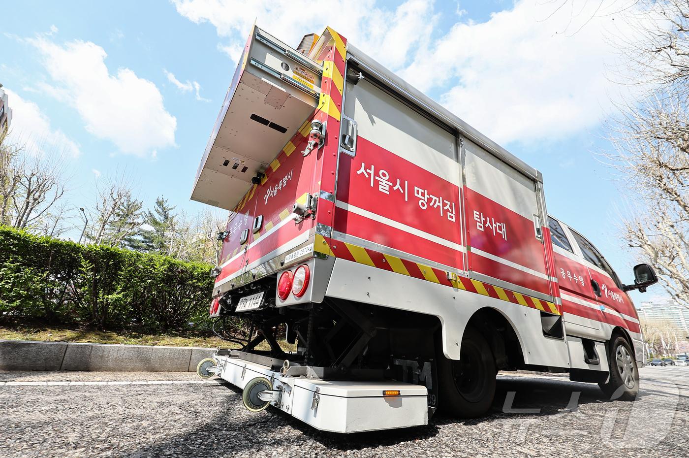 (서울=뉴스1) 김도우 기자 = 15일 서울 시내 한 도로에서 서울시 재난안전실 도로관리과 직원들이 땅꺼짐 탐사대 차량을 이용해 도로지반을 점검하고 있다.서울시는 최근 강동구 명일 …