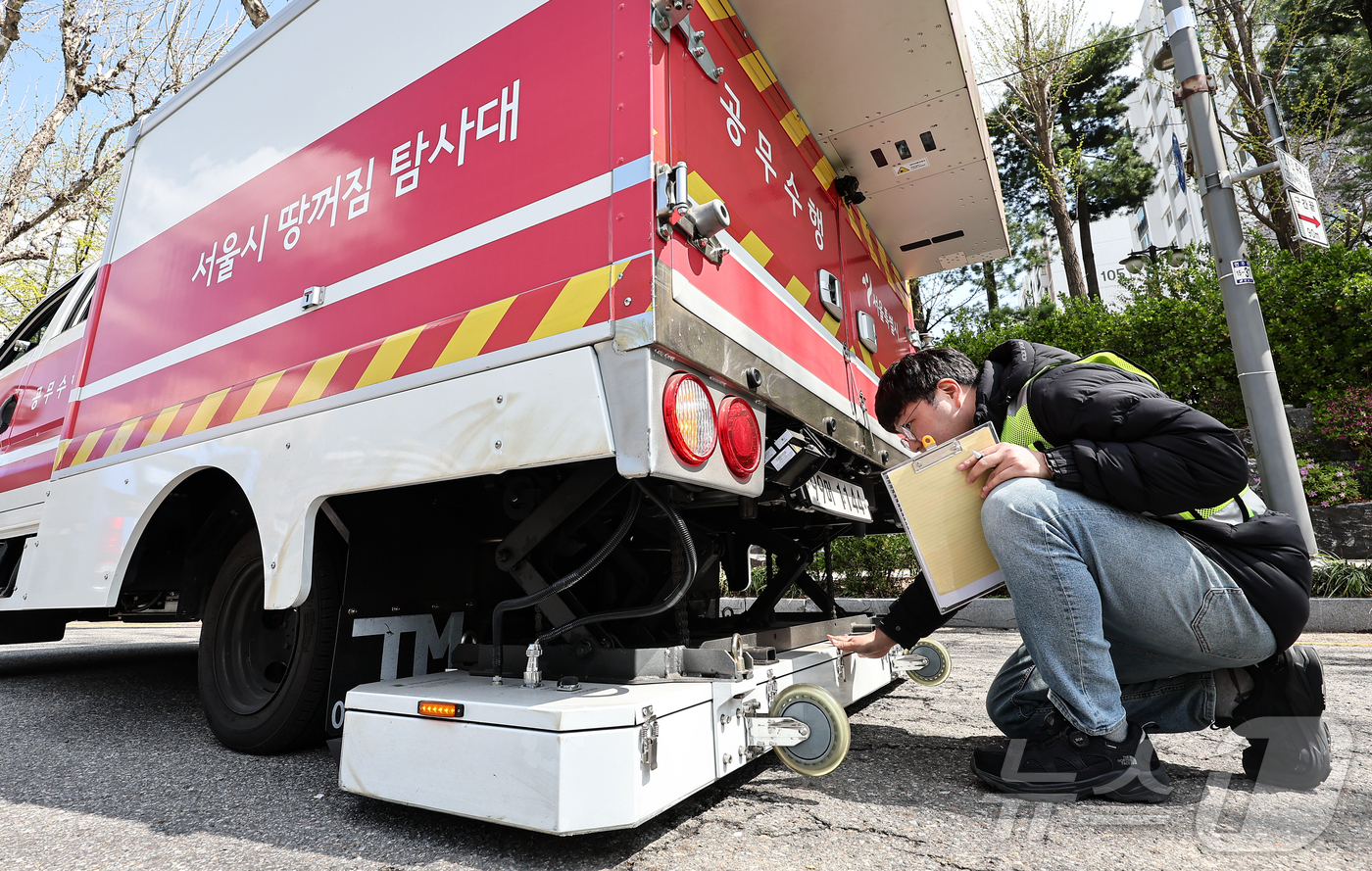 (서울=뉴스1) 김도우 기자 = 15일 서울 시내 한 도로에서 서울시 재난안전실 도로관리과 직원들이 땅꺼짐 탐사대 차량에 실린 장비를 점검하고 있다.서울시는 최근 강동구 명일동 땅 …