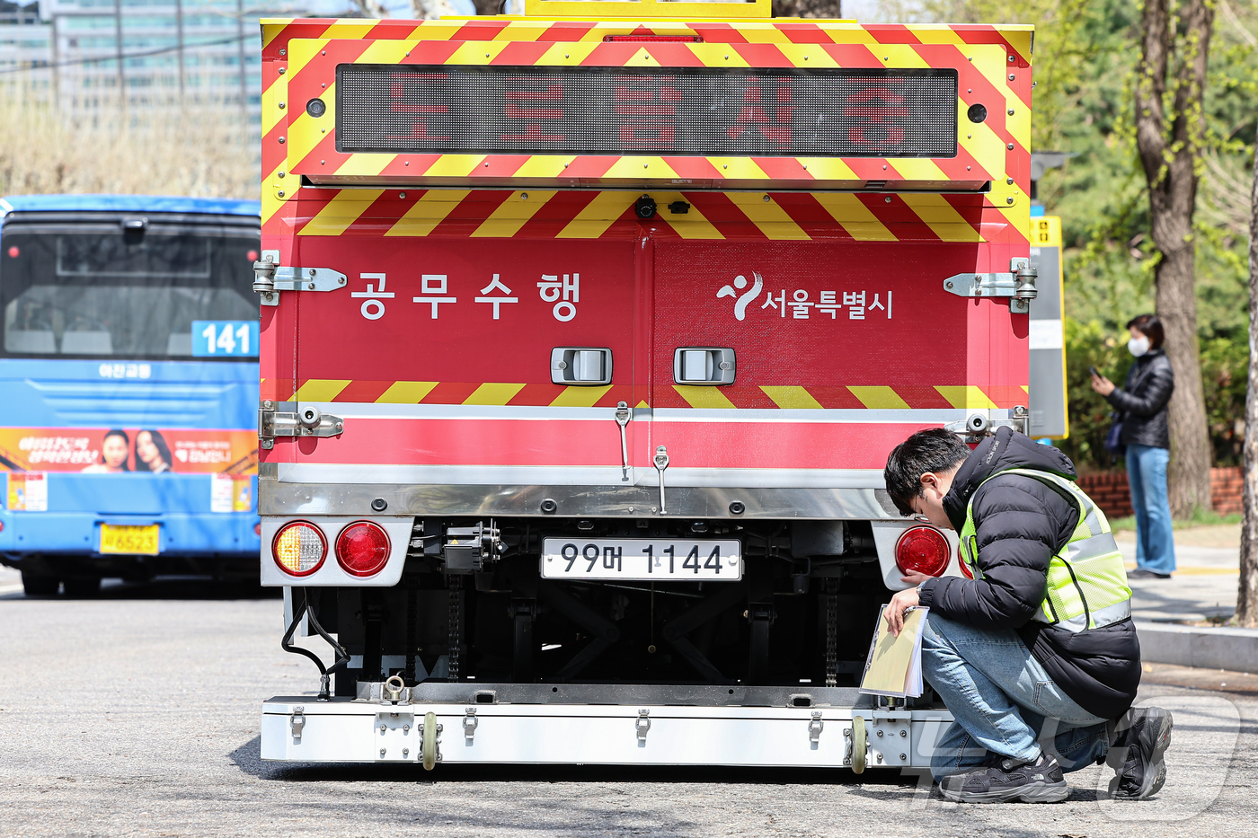 (서울=뉴스1) 김도우 기자 = 15일 서울 시내 한 도로에서 서울시 재난안전실 도로관리과 직원들이 땅꺼짐 탐사대 차량에 실린 장비를 점검하고 있다.서울시는 최근 강동구 명일동 땅 …