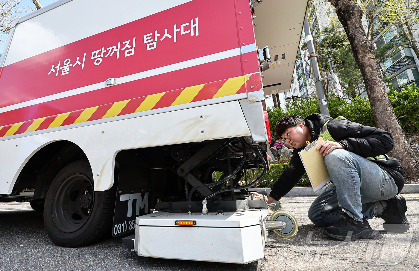 (서울=뉴스1) 김도우 기자 = 15일 서울 시내 한 도로에서 서울시 재난안전실 도로관리과 직원들이 땅꺼짐 탐사대 차량에 실린 장비를 점검하고 있다.서울시는 최근 강동구 명일동 땅 …