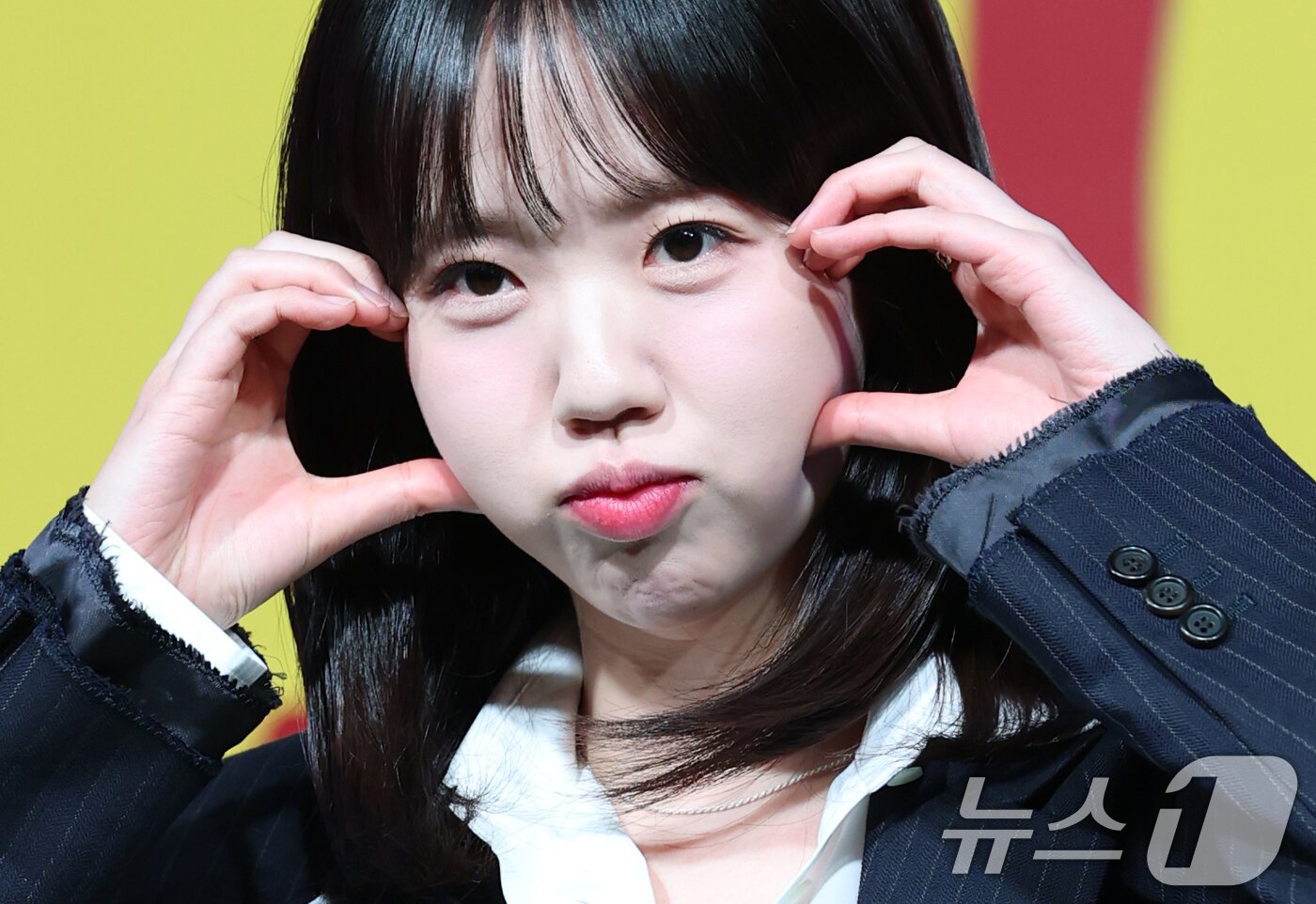 본문 이미지 - 방송인 지예은이 15일 서울 종로구 JW메리어트 동대문 스퀘어 서울에서 열린 넷플릭스 새 예능 '대환장 기안장' 기자간담회에서 포즈를 취하고 있다. '대환장 기안장'은 기안적 낭만이 가득한 울릉도 기안장에서 기안84와 서포트 멤버 방탄소년단 진, 배우 지예은이 숙박객들과 펼치는 기상천외한 신개념 민박 버라이어티다. 2025.4.15/뉴스1 ⓒ News1 권현진 기자