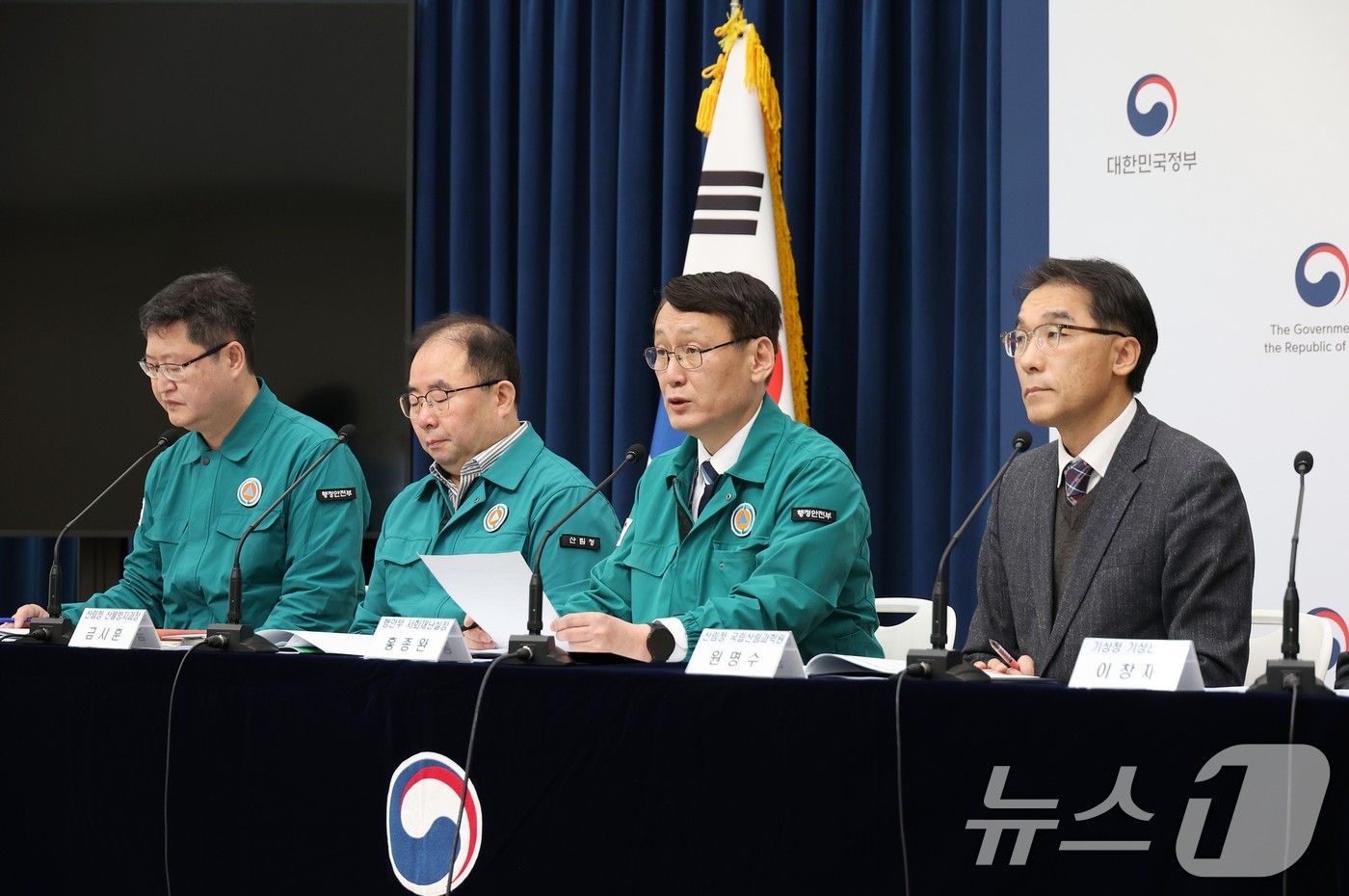 (서울=뉴스1) = 홍종완 행정안전부 사회재난실장이 지난 15일 정부세종청사에서 '초고속 산불 대비 주민대피체계 개선방안'에 대해 출입기자 대상으로 정책설명회를 하고 있다. (행정 …