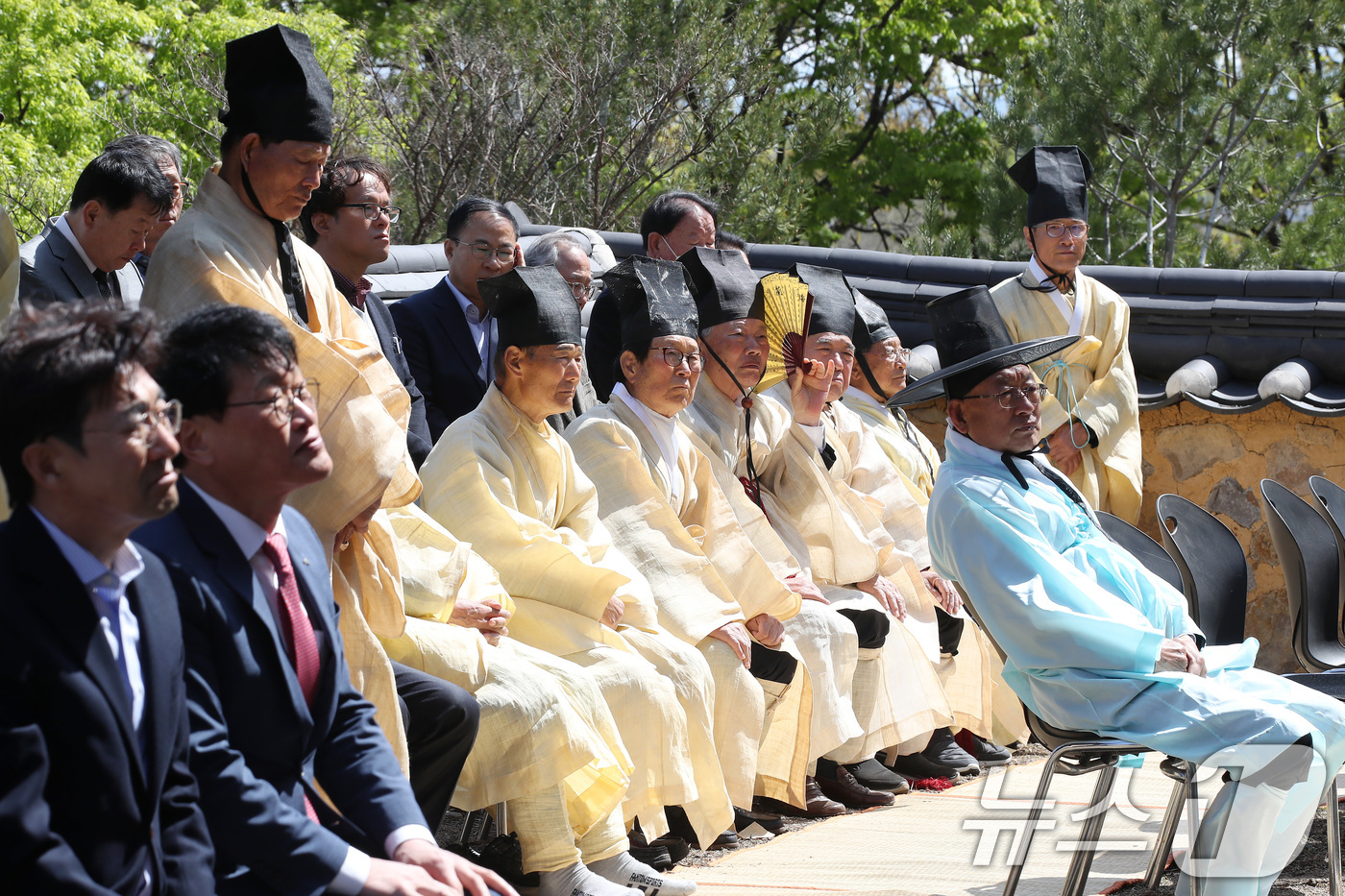 (대구=뉴스1) 공정식 기자 = 15일 오전 대구 수성구 고산서당에서 지역 유림이 을사년 향사를 봉행하고 있다. 향사는 성현의 가르침을 기리고, 그 뜻을 계승하려는 후학들의 예와 …