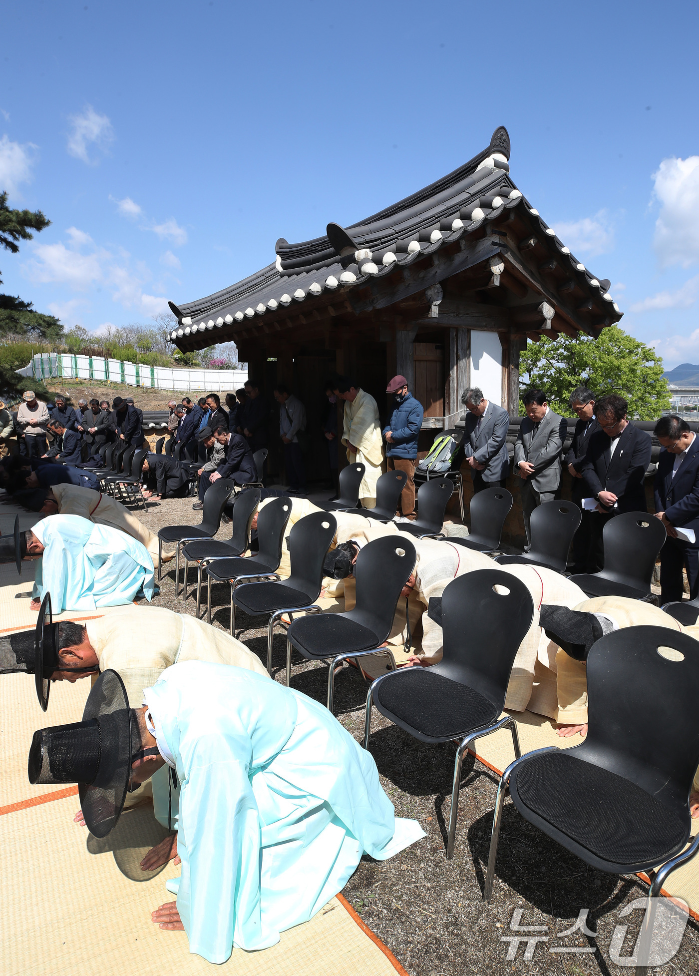 (대구=뉴스1) 공정식 기자 = 15일 오전 대구 수성구 고산서당에서 지역 유림이 을사년 향사를 봉행하고 있다. 향사는 성현의 가르침을 기리고, 그 뜻을 계승하려는 후학들의 예와 …