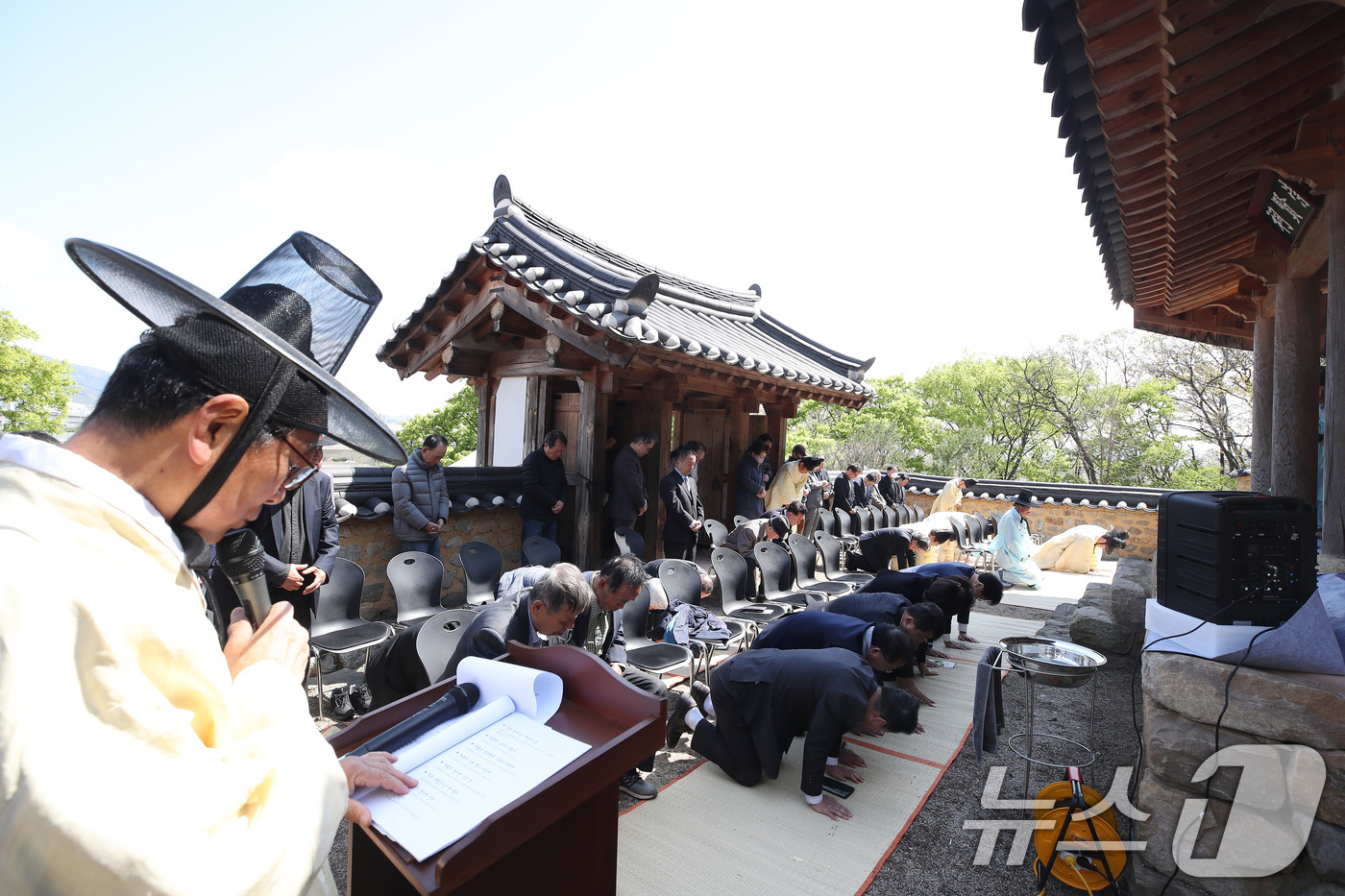 (대구=뉴스1) 공정식 기자 = 15일 오전 대구 수성구 고산서당에서 지역 유림이 을사년 향사를 봉행하고 있다. 향사는 성현의 가르침을 기리고, 그 뜻을 계승하려는 후학들의 예와 …