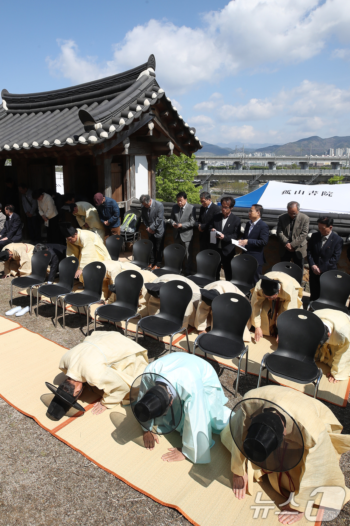 (대구=뉴스1) 공정식 기자 = 15일 오전 대구 수성구 고산서당에서 지역 유림이 을사년 향사를 봉행하고 있다. 향사는 성현의 가르침을 기리고, 그 뜻을 계승하려는 후학들의 예와 …