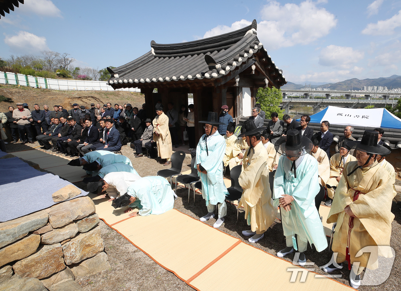 (대구=뉴스1) 공정식 기자 = 15일 오전 대구 수성구 고산서당에서 지역 유림이 을사년 향사를 봉행하고 있다. 향사는 성현의 가르침을 기리고, 그 뜻을 계승하려는 후학들의 예와 …